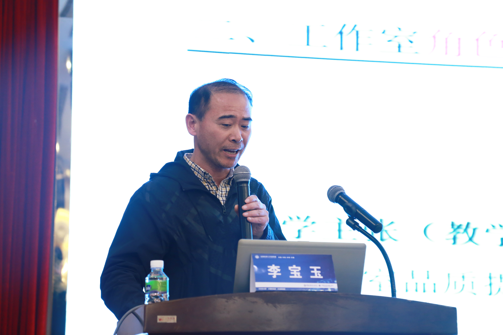 第五位是李寶玉老師。他是江蘇省特級(jí)教師，教授級(jí)高級(jí)教師，江蘇省南京市棲霞區(qū)教師發(fā)展中心副校長(zhǎng)，棲霞區(qū)政治教研員。系長(zhǎng)三角地區(qū)基礎(chǔ)教育專家、南京市基礎(chǔ)教育專家研修班成員。南京市初中品德名師工作室主持人，人民版《道德與法治》（八上）教材主編，核心期刊《中學(xué)政治教學(xué)參考》封面人物。睿智理性的李老師，平易近人卻又讓人心生崇敬，在聊天式的交流中體會(huì)到政治學(xué)科獨(dú)特的魅力，教育的情懷，用一種工匠精神將學(xué)科魅力展現(xiàn)在我們眼前！
名師寄語(yǔ)：不忘初心，靜靜的時(shí)光，慢慢地讀。
