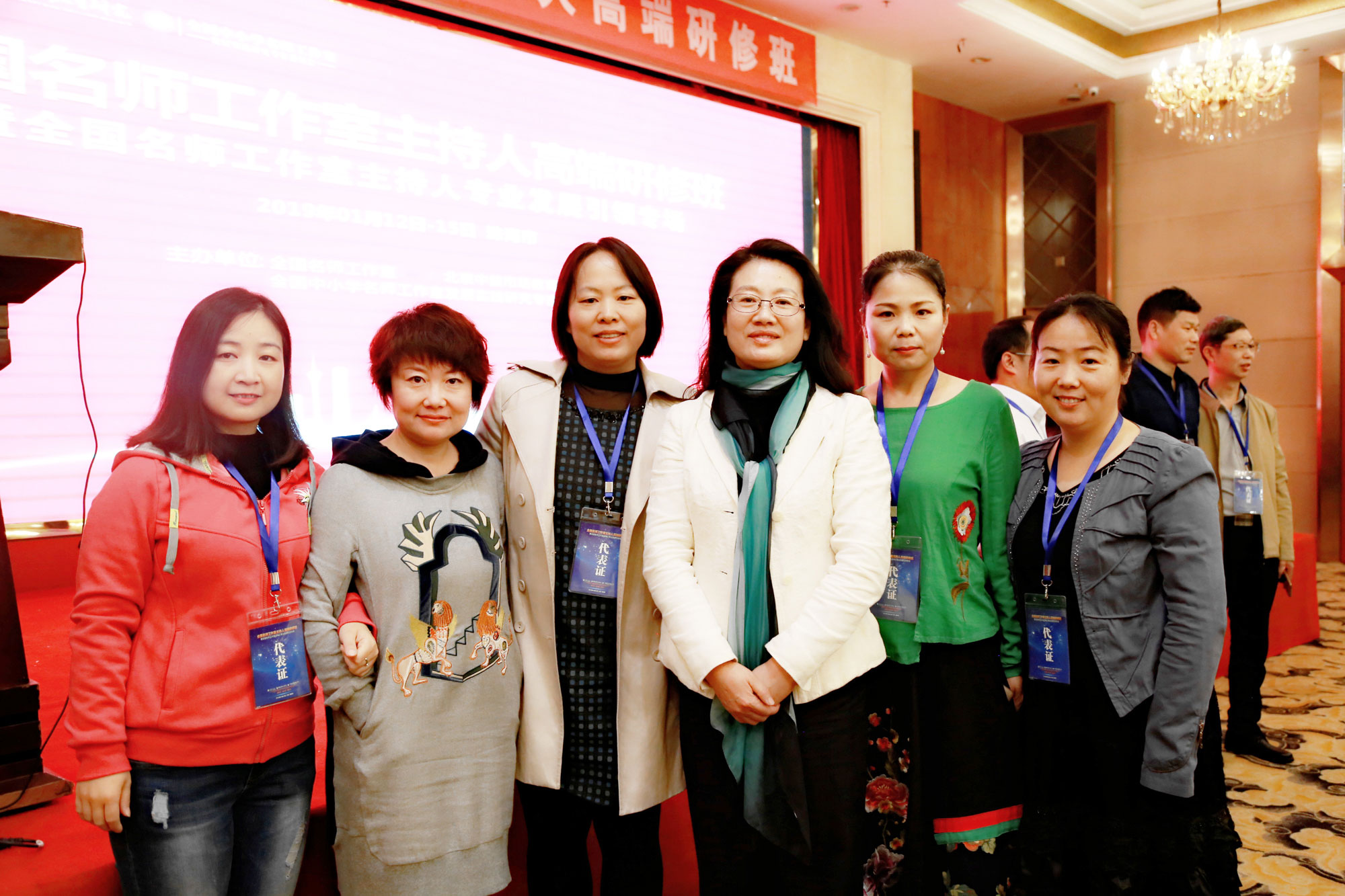 五天的研修活動(dòng)結(jié)束了。時(shí)間雖短，我們卻收獲頗多！接觸了高層次的教育理念，有了思想上的進(jìn)步；學(xué)習(xí)了高水平的教學(xué)案例，有了教學(xué)上的提升。感受到了教育是充滿智慧的事業(yè)，深刻意識(shí)到自己肩負(fù)的責(zé)任之重大。名師成長(zhǎng)路，我們相約同行，且會(huì)越走越好，越走越遠(yuǎn)！