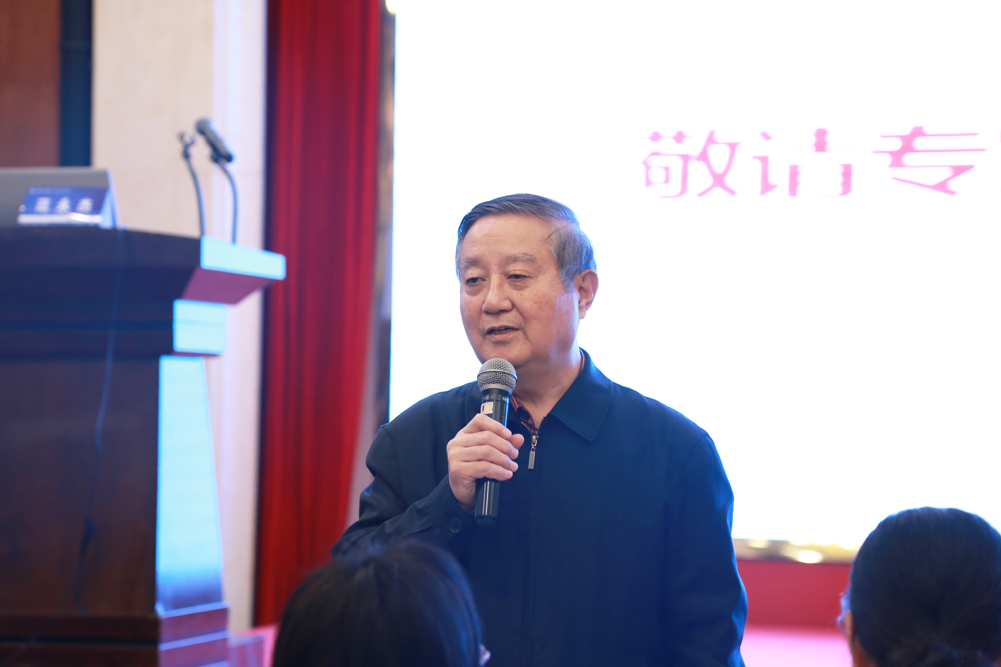 最后魏續(xù)臻教授總結(jié)了這次的發(fā)言。給我們個(gè)工作時(shí)提出了五點(diǎn)要求：第一定位要明確，更要準(zhǔn)確；第二、“嚴(yán)”字當(dāng)頭。嚴(yán)格要求，制度要完善；第三、志同道合。一個(gè)方向，共同努力，才能達(dá)到勝利的彼岸；第四、科研引領(lǐng)。自己立課題，怎么做，做到什么程度；第五、活動(dòng)精彩。除了制定目標(biāo)、制度和課題，還要有精彩的活動(dòng)，把這些活動(dòng)變成你的工作室的亮點(diǎn)，希望以后各個(gè)工作室會(huì)成為一個(gè)團(tuán)結(jié)，合作，快樂(lè)的集體。