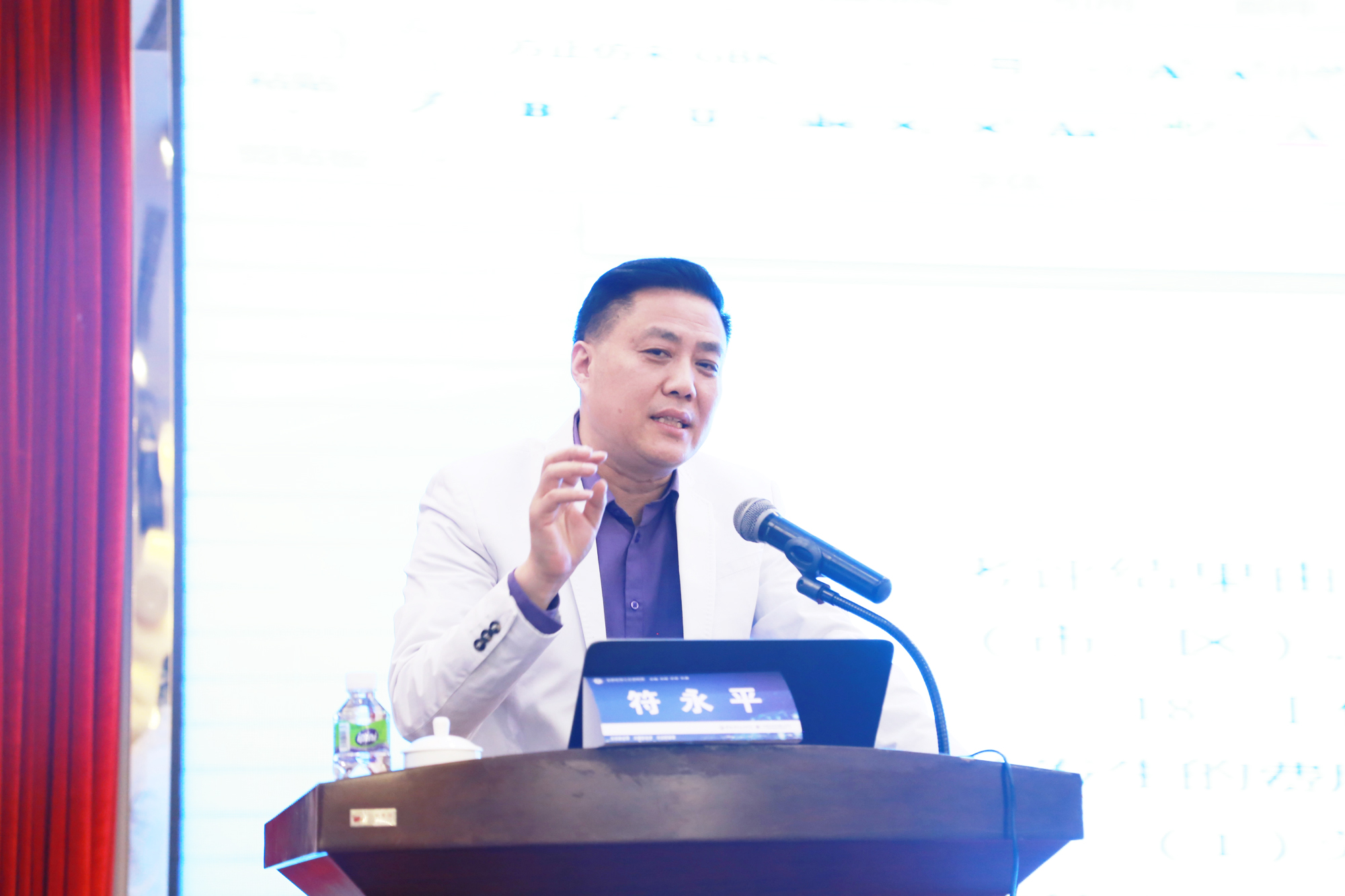符老師扎根農(nóng)村學(xué)校多年，“扛著問(wèn)號(hào)尋找”認(rèn)為“三農(nóng)問(wèn)題（農(nóng)村學(xué)校、農(nóng)村教師、農(nóng)村留守兒童）”是最重要的，并通過(guò)多年對(duì)課改技術(shù)的研究，使得進(jìn)城的孩子回家甘當(dāng)留守兒童，總結(jié)出了“壞孩子”成大器的八種能力和18種系列創(chuàng)造式課型（例）。通過(guò)課改實(shí)踐，他的農(nóng)村學(xué)校中考數(shù)學(xué)學(xué)科成績(jī)均分115.36分，比省重點(diǎn)中學(xué)高近10分的成績(jī)。他的課堂體現(xiàn)了學(xué)生均衡發(fā)展，他引導(dǎo)學(xué)生學(xué)會(huì)真正探究、發(fā)現(xiàn)、再創(chuàng)造。