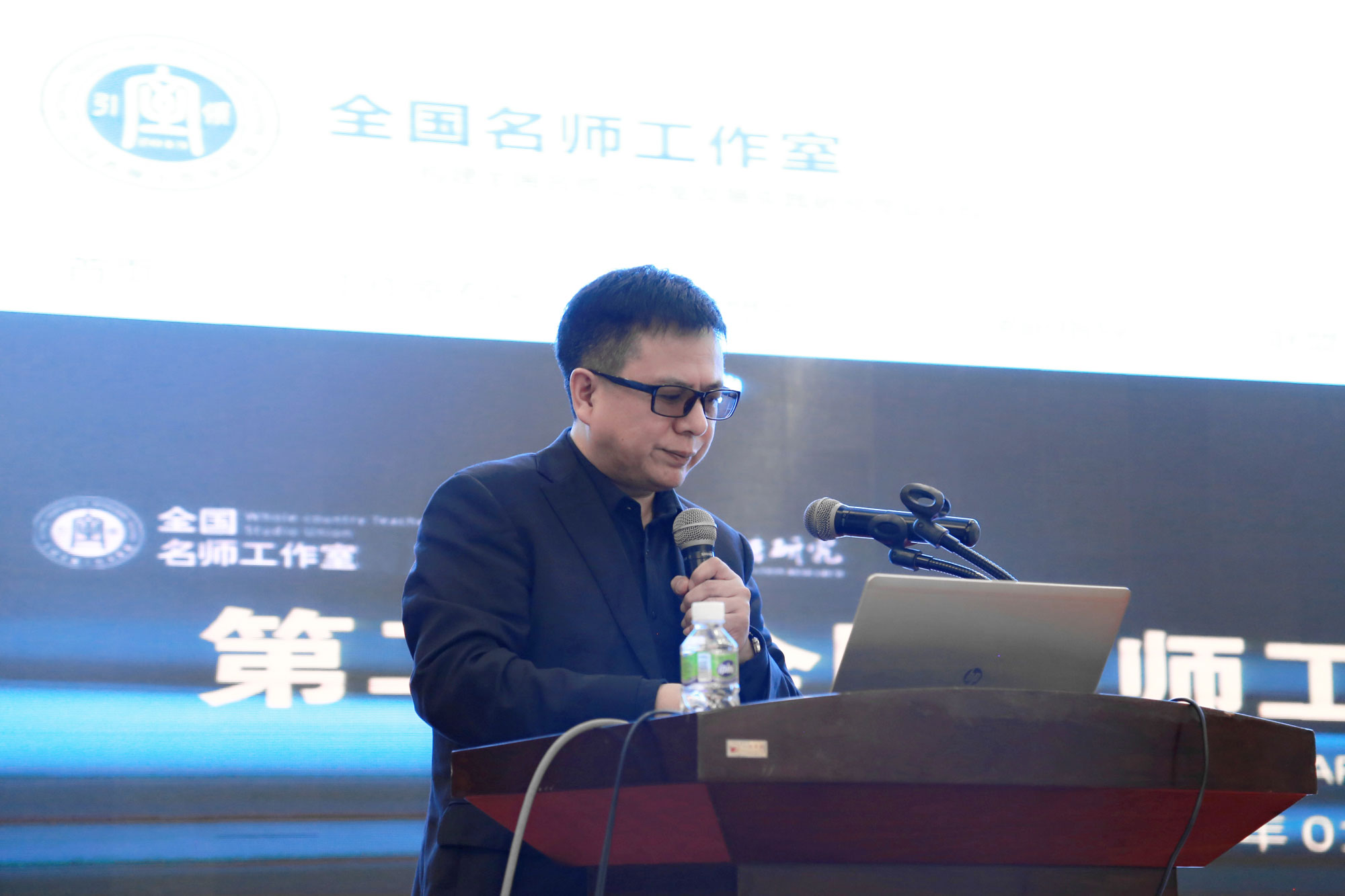 開(kāi)班第一講由北京中教市培教育研究院院長(zhǎng)朱孝忠給我們?nèi)w工作室成員介紹了北京中教市培教育研究院學(xué)術(shù)團(tuán)隊(duì)的建立和作用。提出各個(gè)工作室是不一樣的家，他打通了學(xué)科名師之間的壁壘，通過(guò)整合、互通、相互借鑒、相互進(jìn)行溝通和交流，共同建立一個(gè)共聯(lián)、共研、共建、共享的專業(yè)研究平臺(tái)。
