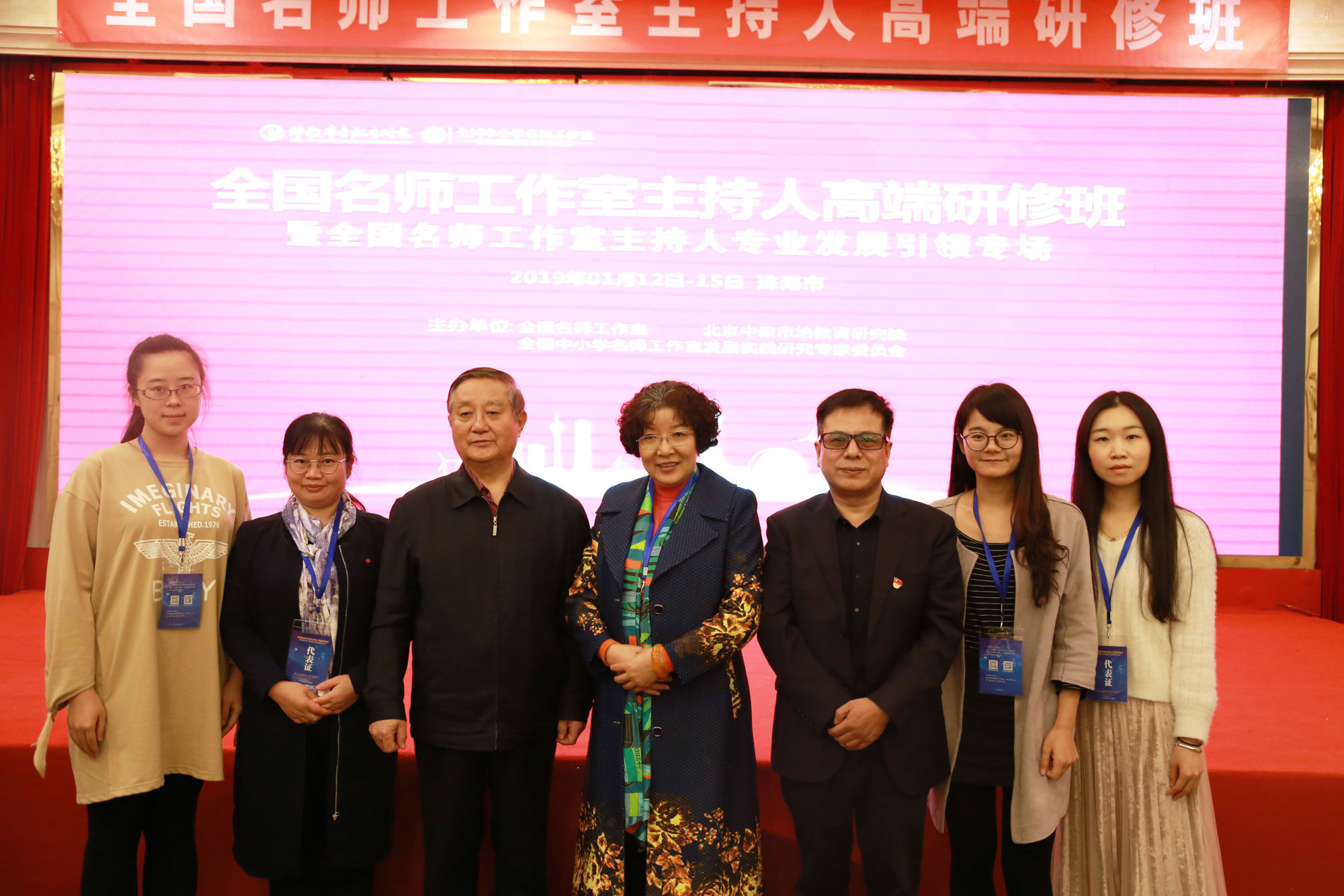 1.名師工作室的專業(yè)與地位
名師成長(zhǎng)有其規(guī)律性也有獨(dú)特性，在成長(zhǎng)的過(guò)程中所形成的獨(dú)特的專業(yè)特質(zhì)，學(xué)術(shù)人格、話語(yǔ)體系、使他們形成了獨(dú)特的專業(yè)地位，發(fā)揮著獨(dú)特的專業(yè)影響力。