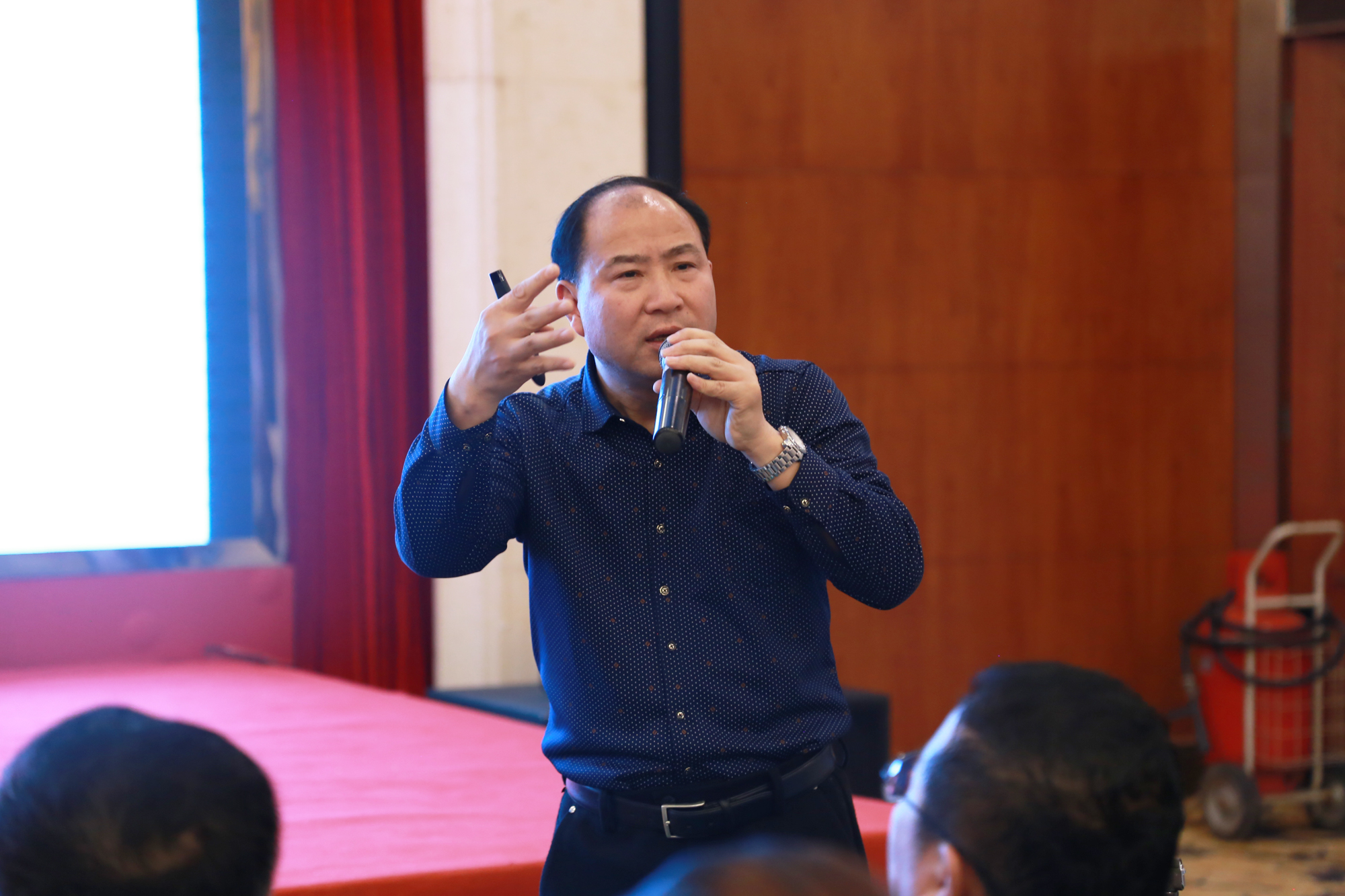 以“名師工作室建設(shè)常見(jiàn)的不足”為話題展開(kāi)了闡述，對(duì)“名師工作室建設(shè)的創(chuàng)新意識(shí)”進(jìn)行了分析，以“學(xué)天地之理，習(xí)人和之道”闡釋地理的奧妙。