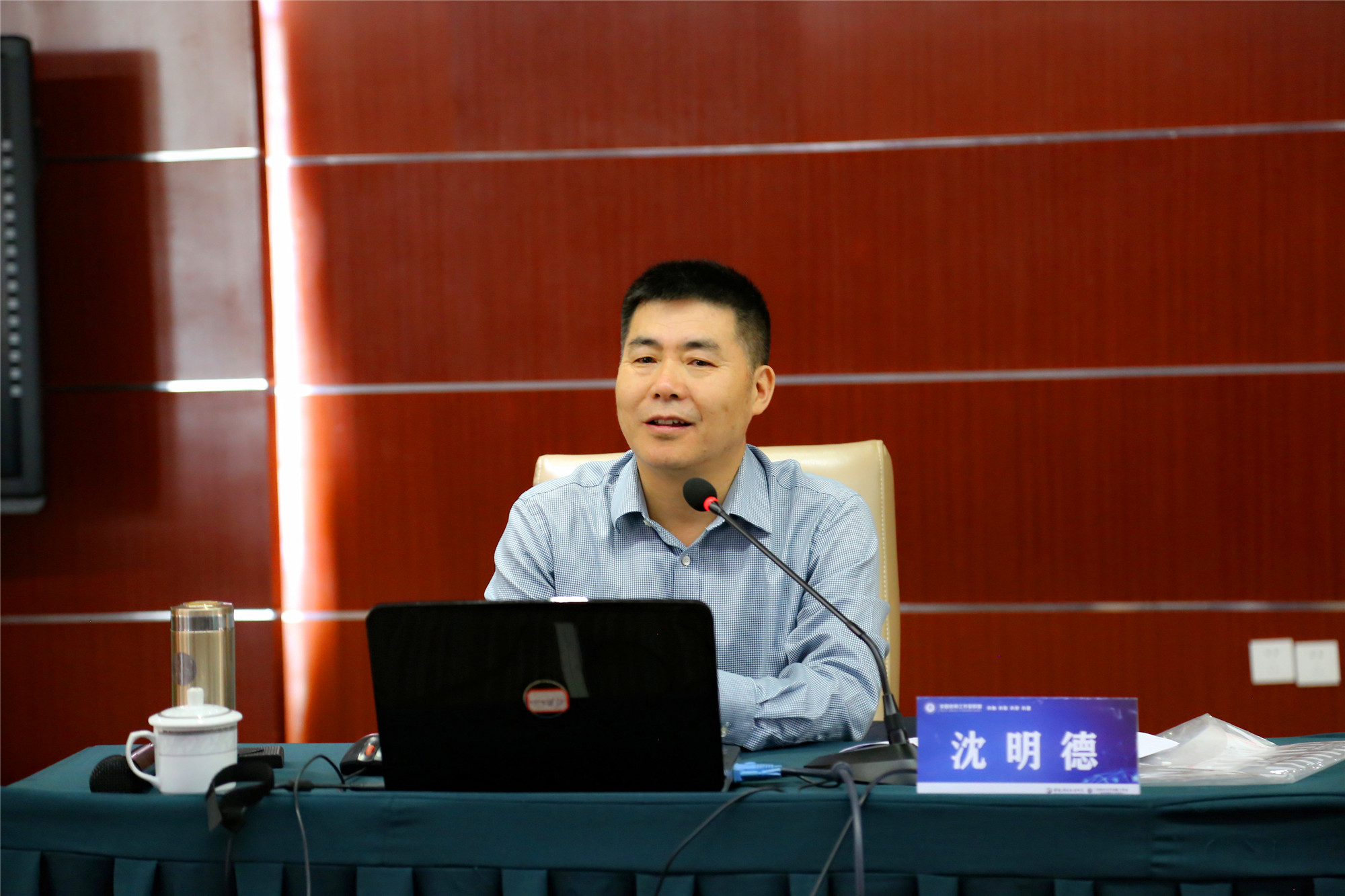 第二天上午，學習地點移到石室小學，首先是沈明德院長就新城圈教育的理念、現(xiàn)狀以及發(fā)展路徑和對策，作了精彩的解讀。并由新城圈教育轉(zhuǎn)型升級示范校雙慶中學作了典型經(jīng)驗介紹，發(fā)人深思。