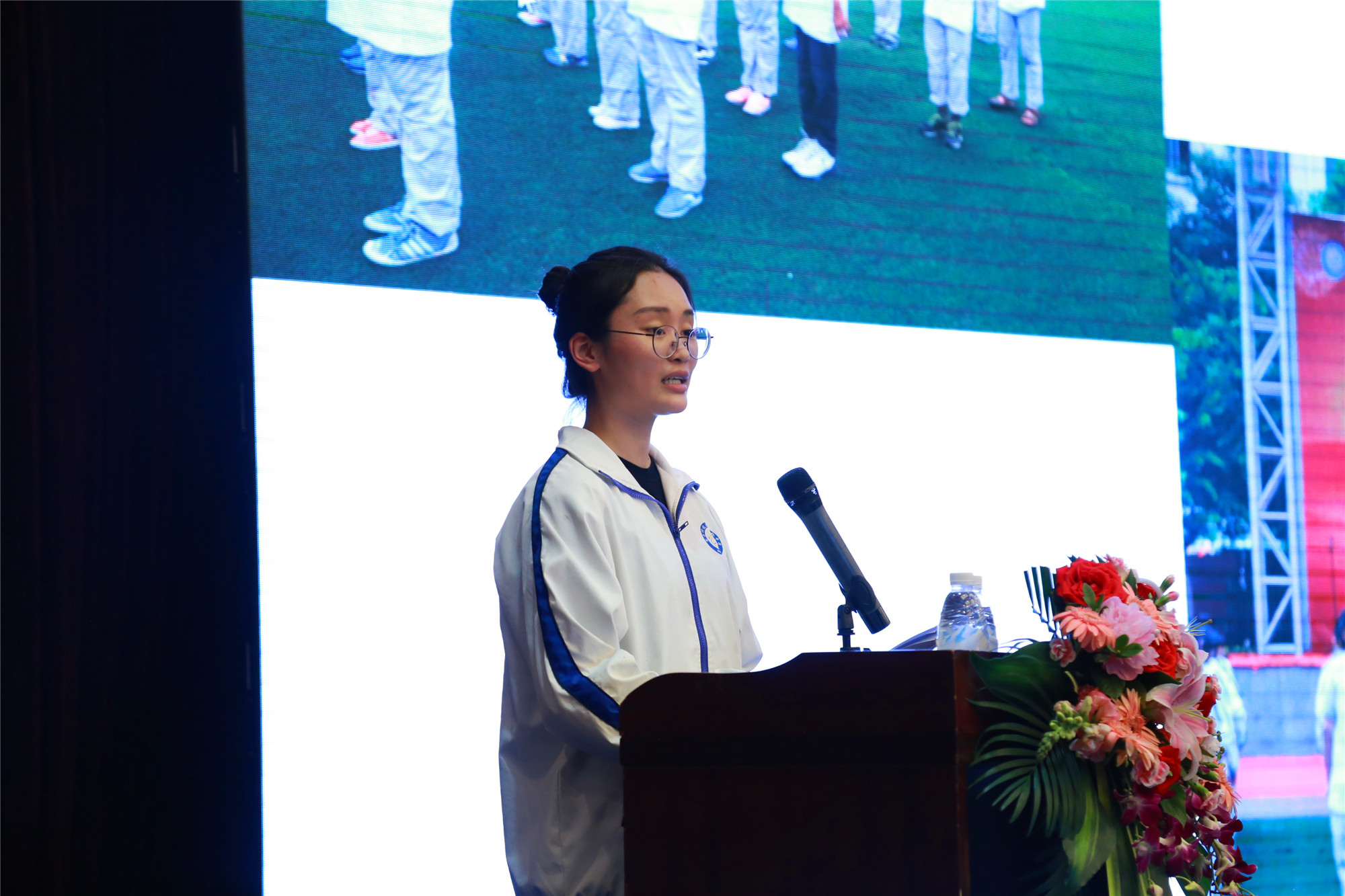 來自達州名仁園中學的四位學生和西南科大的大一新生述說他們心中的好老師、好課堂。好學校、好校長。高二學生張堰琳說，“科中辦學短暫，沒有歷史，但我們在創(chuàng)造歷史！”取得成績的原因主要是學校有追求卓越的精神；高瞻遠矚的領(lǐng)路人和團結(jié)向上的團隊；敢闖敢拼的老師和同學。她并不慷慨的話語引起與會者的共鳴。