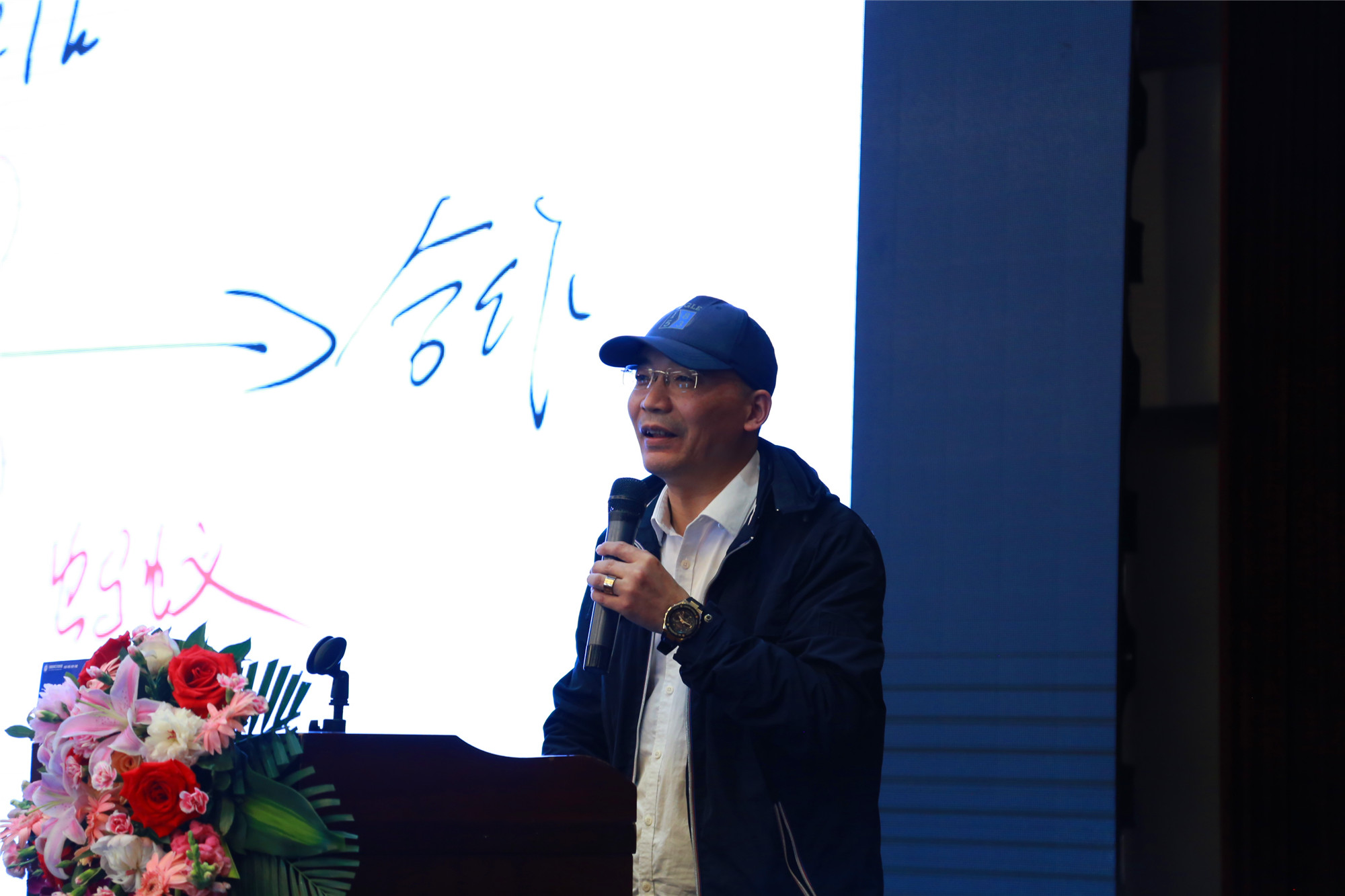 他講解真正的“合作學習”來，畫風獨特，話鋒犀利，妙語頻出，頗有四兩撥千斤的輕松。然而從他道出的可操作性極強的合作學習實用技能來說，他們的“可以觸摸的智慧”，定然來自于無數(shù)夜以繼日的科研。借蘆葦教授點評的話:像鄭杰這樣，把一件事做到極致，你就是好校長。