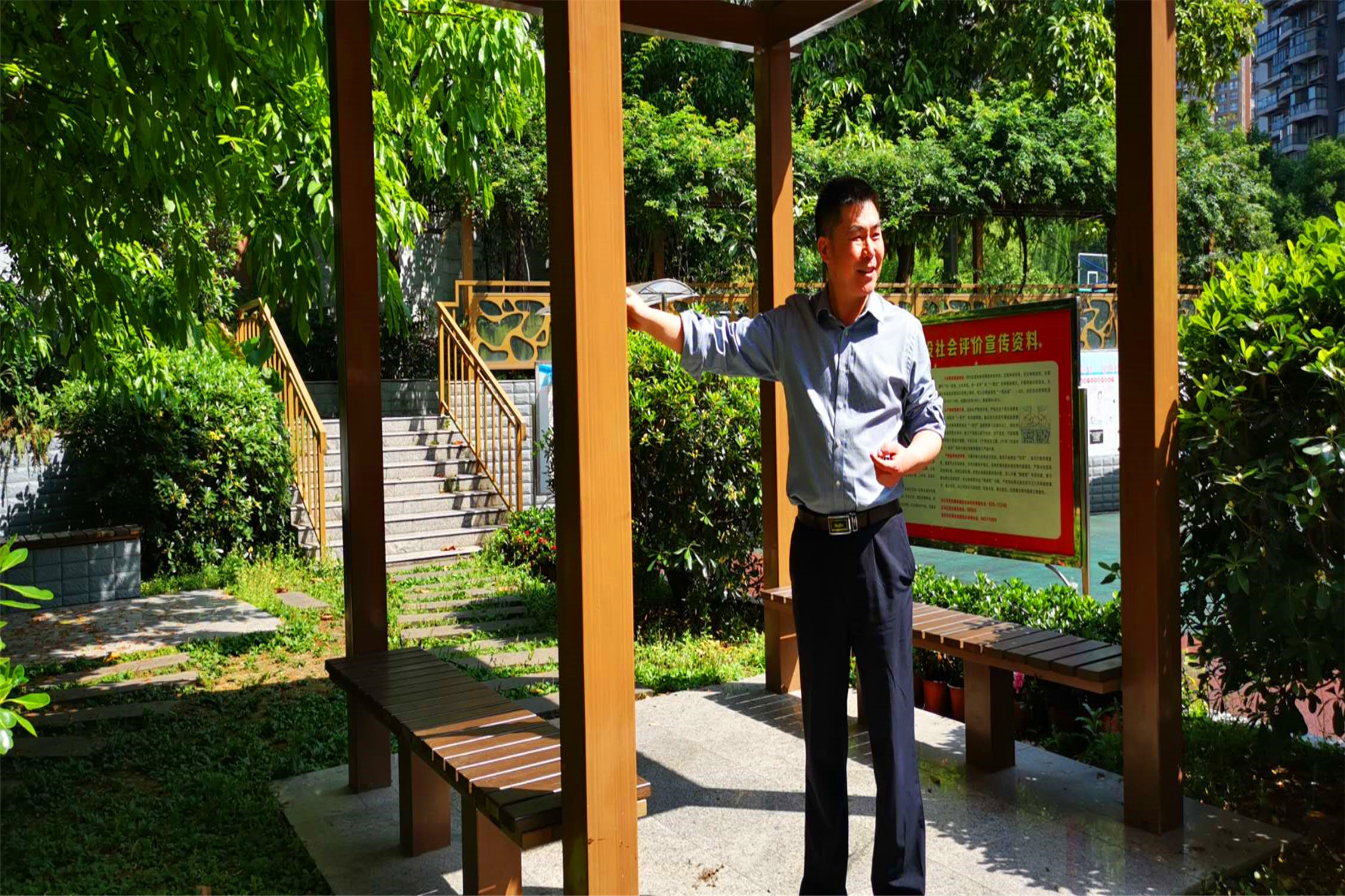 當天下午，朱孝忠院長帶領(lǐng)山西、寧夏、瀘州等地一部分校長在沈明德院長的陪同下赴雙慶中學取經(jīng)學習。