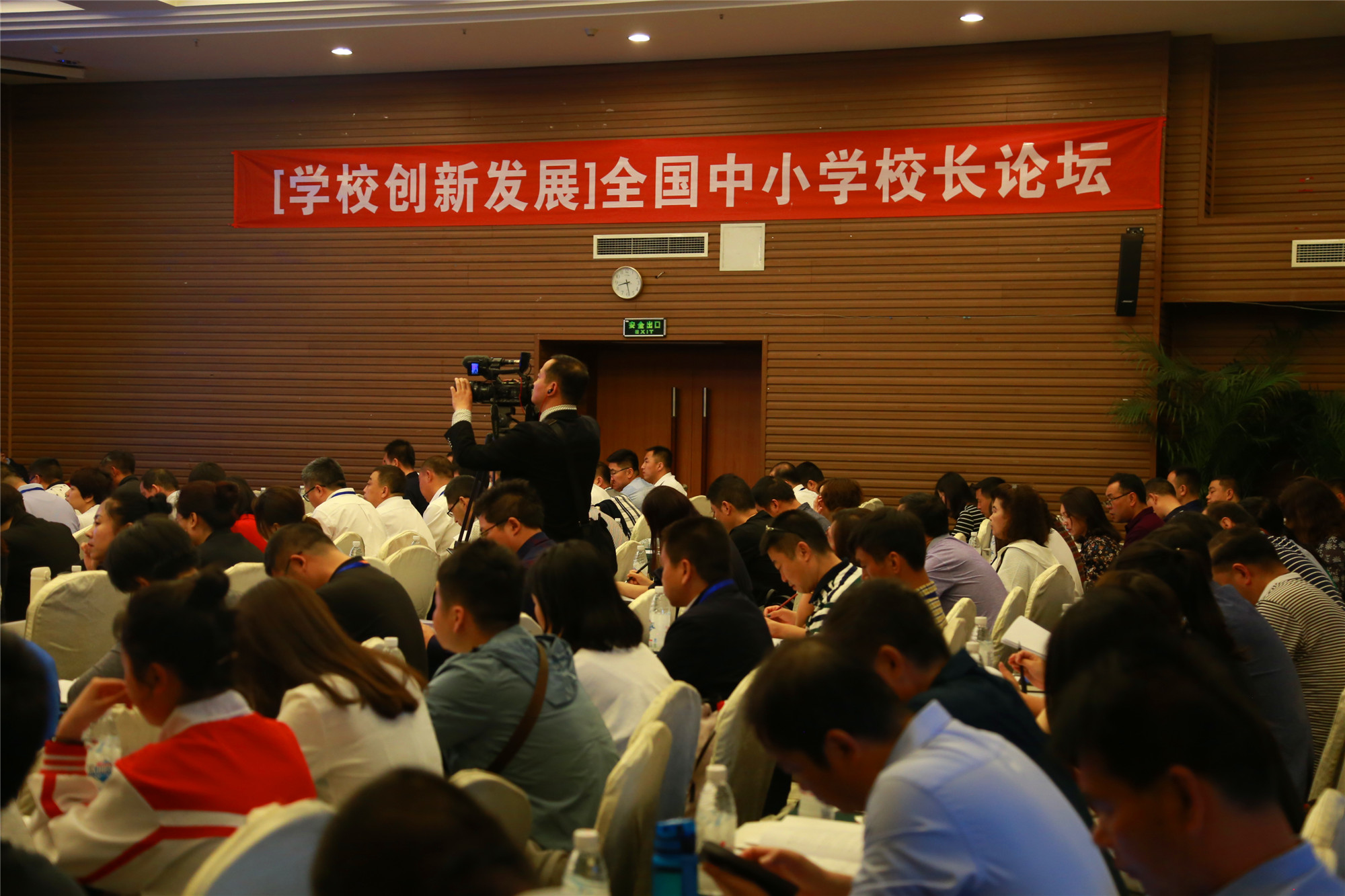 本屆論壇圍繞引領(lǐng)：跨界思維，跳出教育看教育；論道：新城圈教育轉(zhuǎn)型升級發(fā)展路徑探索實踐；分享：課程領(lǐng)導力與課堂轉(zhuǎn)型變革；對話：教育現(xiàn)代化裝備與信息化和教師教育的深度融合。沙龍：家長教育和家校共育的有效機制；案例：學生心中的好課堂、好老師、好學校、好校長，為您呈現(xiàn)適合校情的育人方式；聚焦：創(chuàng)新教育人才成長的培養(yǎng)新模式，探索不同類別學校發(fā)展路徑和教育教學質(zhì)量提升策略七個話題展開深入交流和討論。