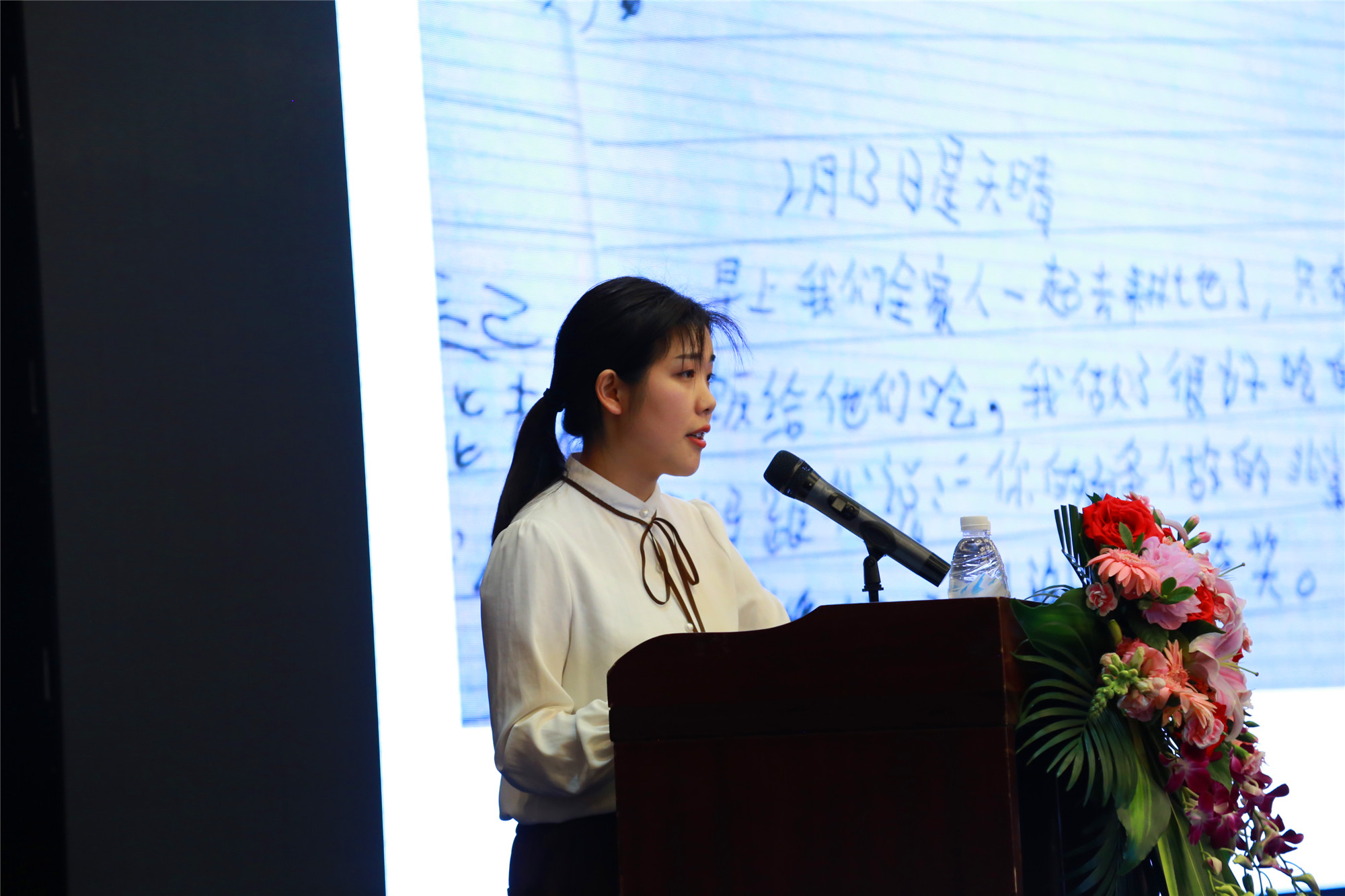 第一個環(huán)節(jié)是以學生心中的“好課堂、好老師、好校長、好學校”為主題的學生心聲表達。來自達州名仁園中學的四位學生和西南科大的大一新生述說他們心中的好老師、好課堂。好學校、好校長。