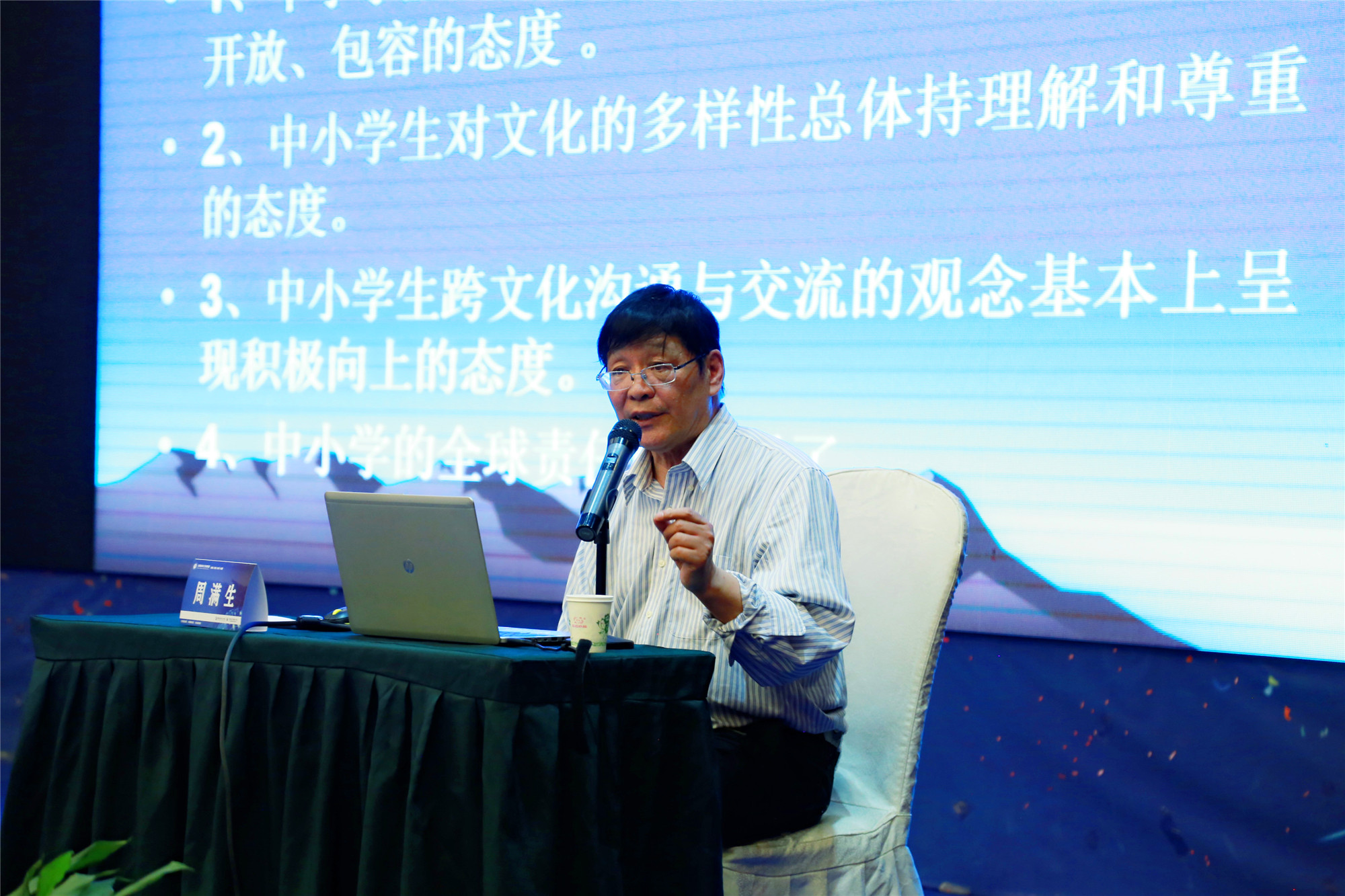 專家引領(lǐng)、名師指路，在“學校創(chuàng)新發(fā)展”全國中小學校長論壇里，你可以看到校長們認真記錄、奮筆疾書、仔細傾聽的身影；你可以聽到專家們引經(jīng)據(jù)典、理論聯(lián)系實際的現(xiàn)身說法；你還可以感受到全場座無虛席的熱烈場景……