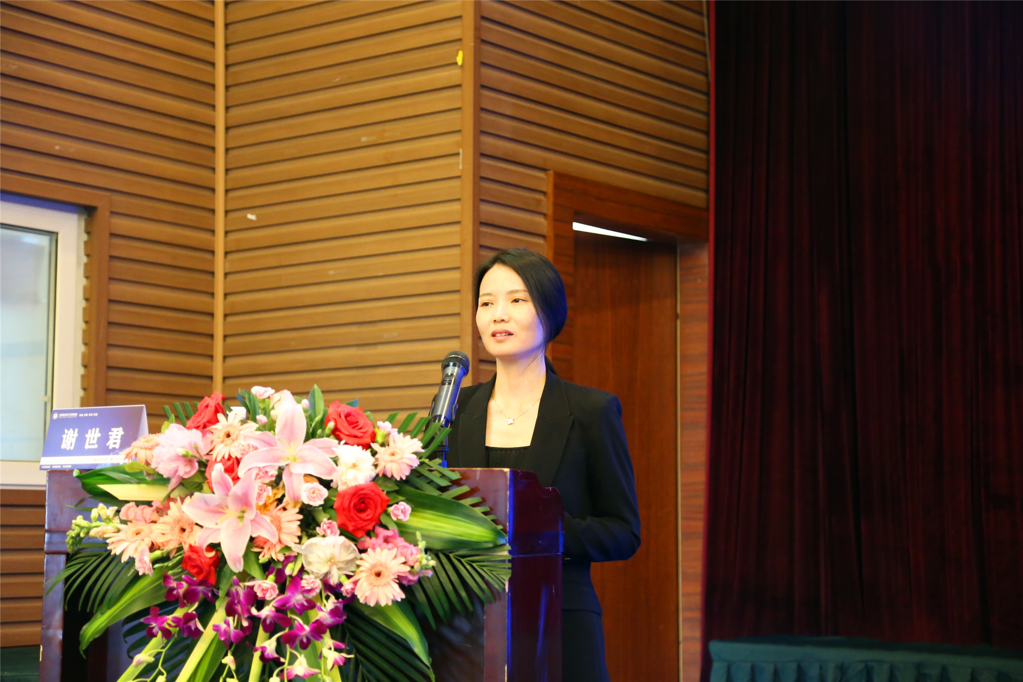 下午的第一項內(nèi)容由成都市中和中學副校長謝世君主持。優(yōu)秀學生和年輕教師向大家匯報了“學生眼中的好學校、好校長、好老師、好課堂”。