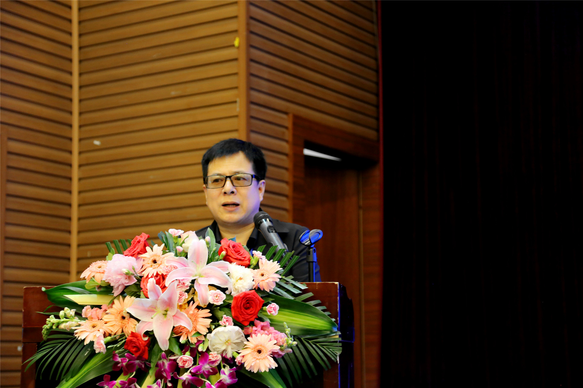 北京中教市培教育研究院院長朱孝忠在開幕式中講到中國教育現(xiàn)代化，目標宏偉，前程似錦，大道通途，行穩(wěn)致遠。期待校長們呈現(xiàn)自己的教育方略，讓各位賢達精彩的新思路、新探索、新實踐，帶給我們豐富的智慧盛宴，帶給我們思想認識的豁然開朗。他深情而簡潔地回顧了研究院階段性成果，向本次論壇送予誠摯的期待和祝福。