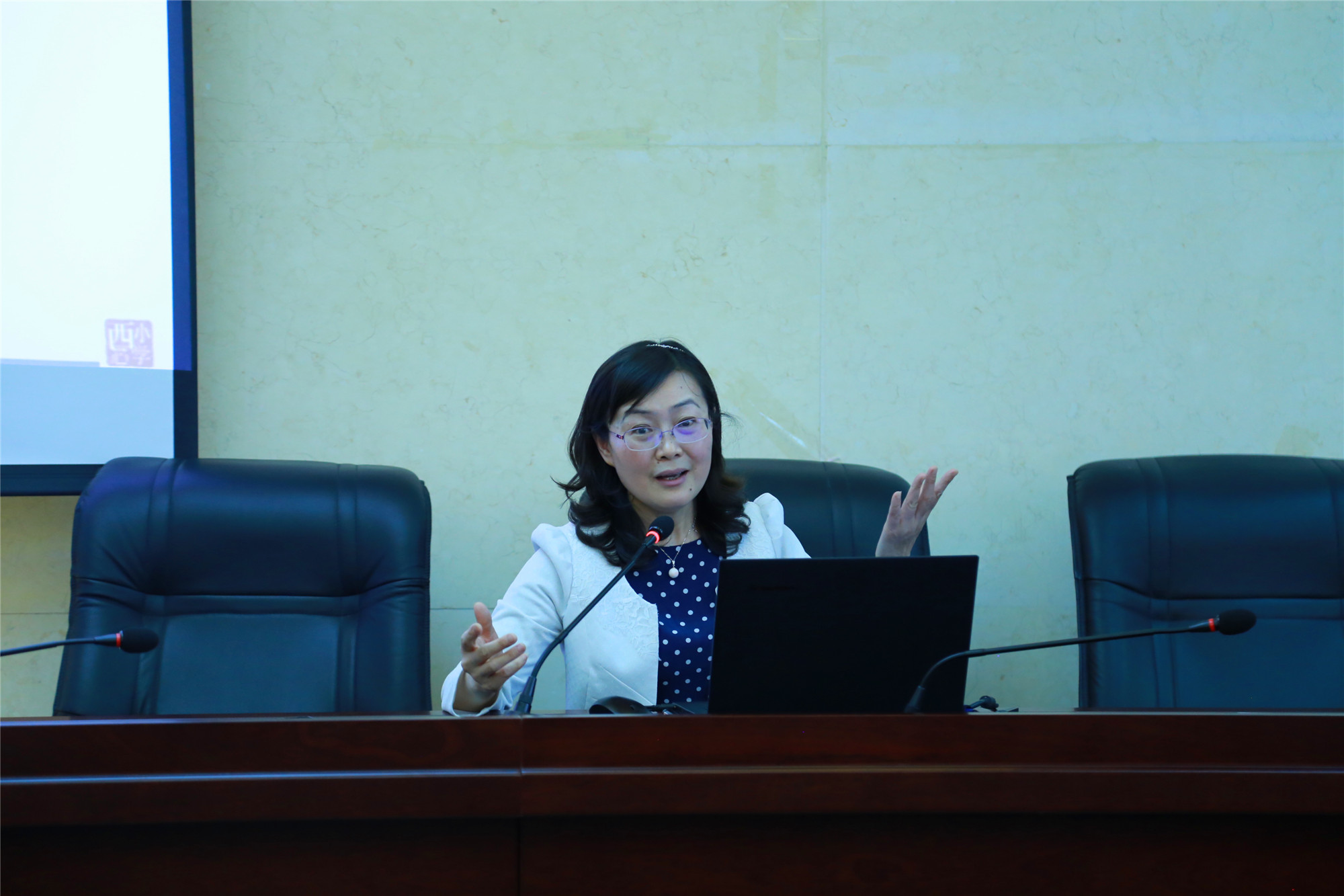 成都高新區(qū)西芯小學校長陳曦在論壇上作了《聚芯育心 融合日新》專題報告，介紹了西芯小學的辦學理念、路徑及如何走創(chuàng)新發(fā)展之路。