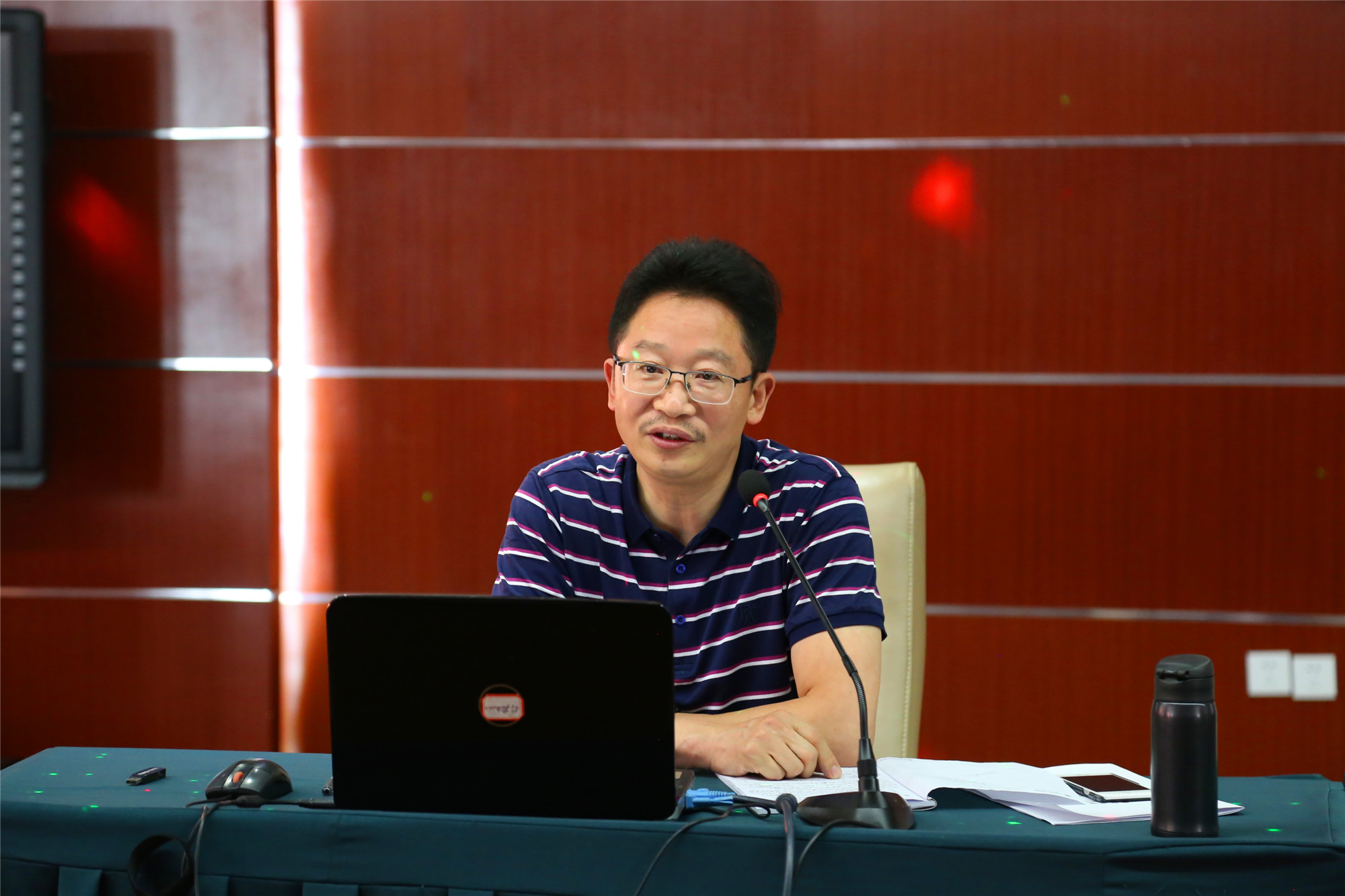 江蘇省常州金壇區(qū)朝陽小學校長蔣守成作為分論壇壇主，對每個發(fā)言的校長給予精心收述和歸納，并做主題發(fā)言《談學校管理》，贏得好評。