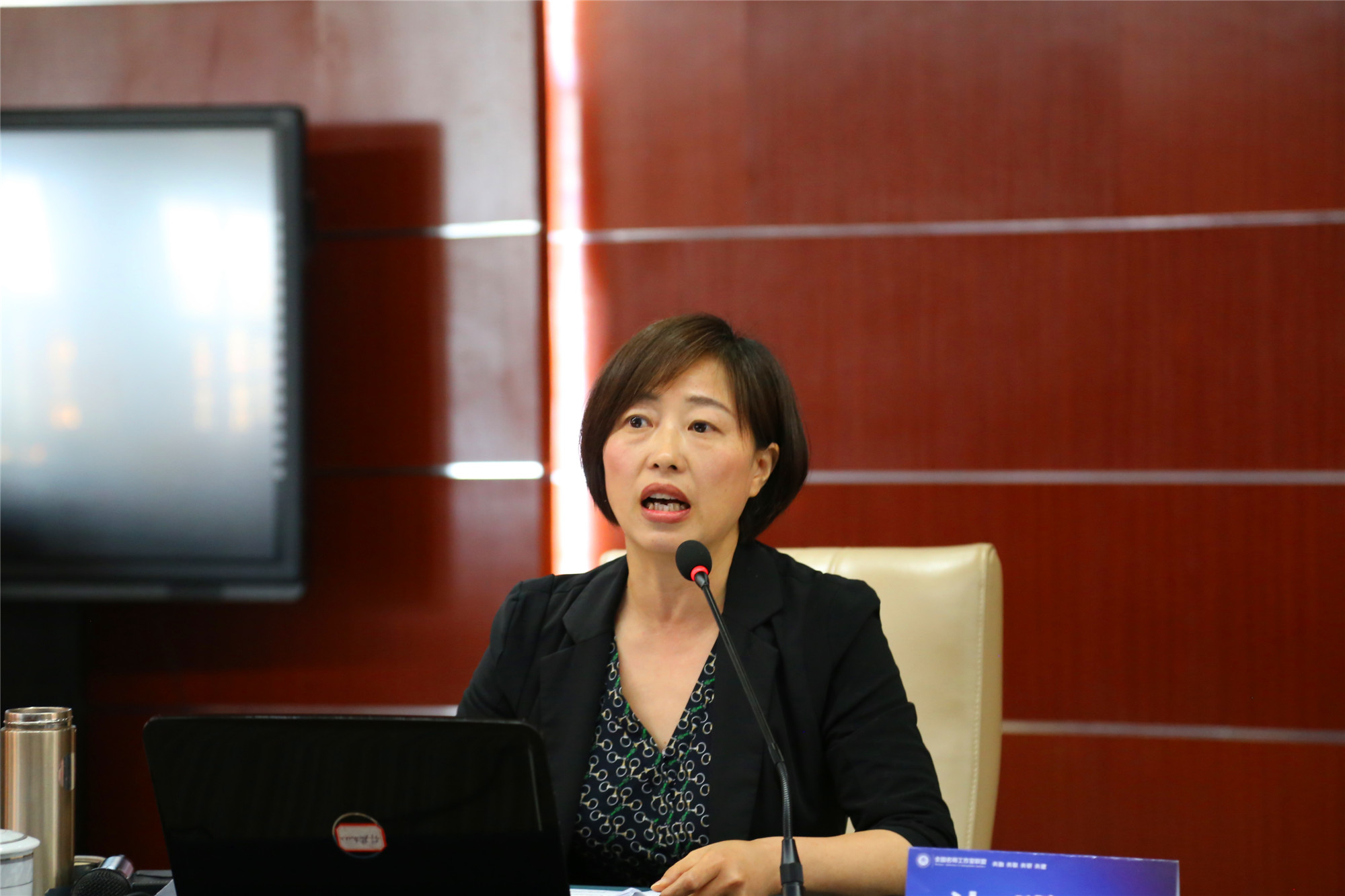 第二天上午，學習地點移到石室小學，首先是沈明德院長就新城圈教育轉(zhuǎn)型升級的理念、現(xiàn)狀以及發(fā)展路徑和對策，作了精彩的解讀。并由新城圈教育轉(zhuǎn)型升級示范校雙慶中學許彬容副校長作了典型經(jīng)驗介紹，發(fā)人深思，贏得一致好評。