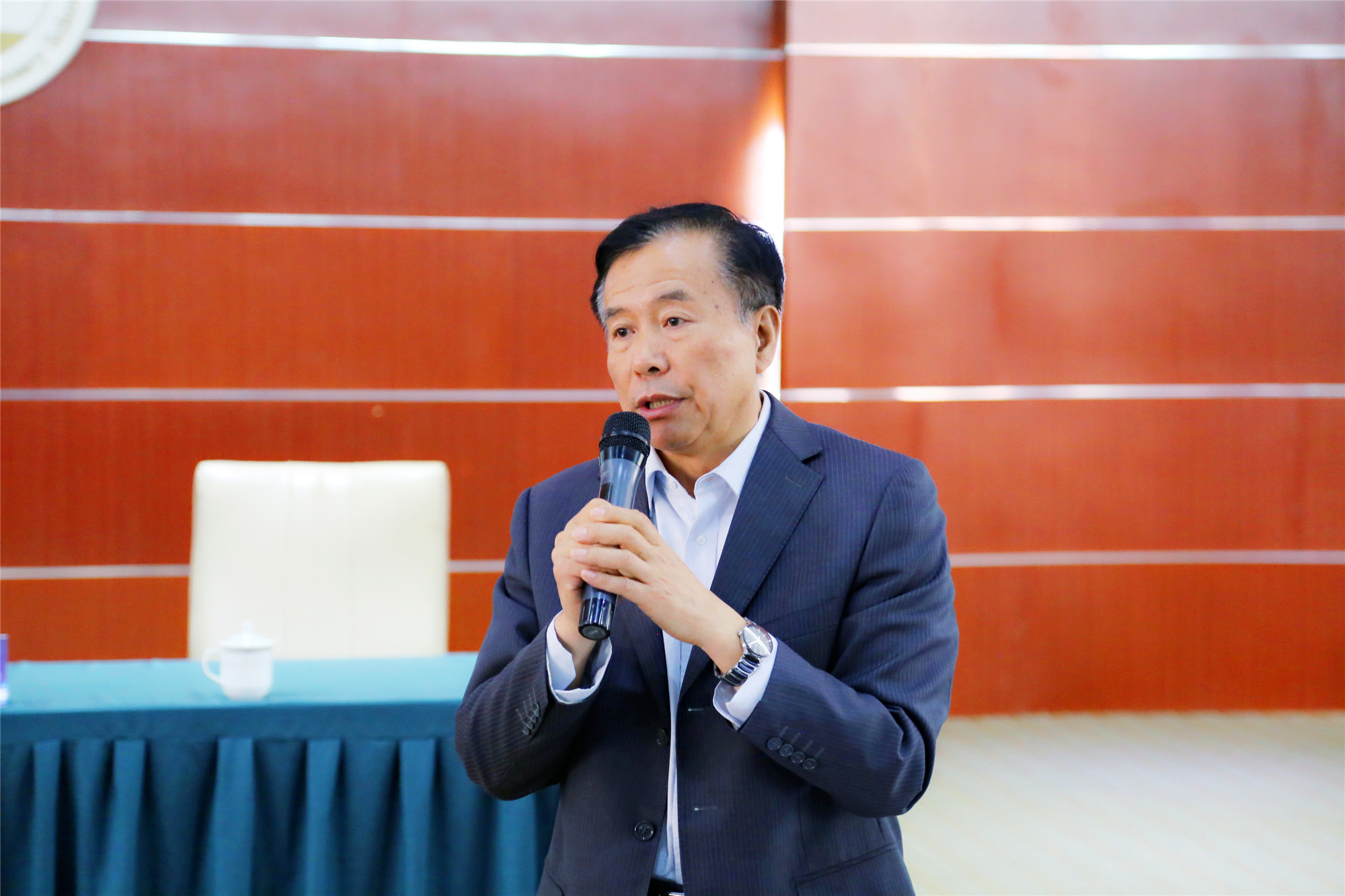 臧富仁院長在總結(jié)中，肯定了雙慶中學的改革措施和做法。