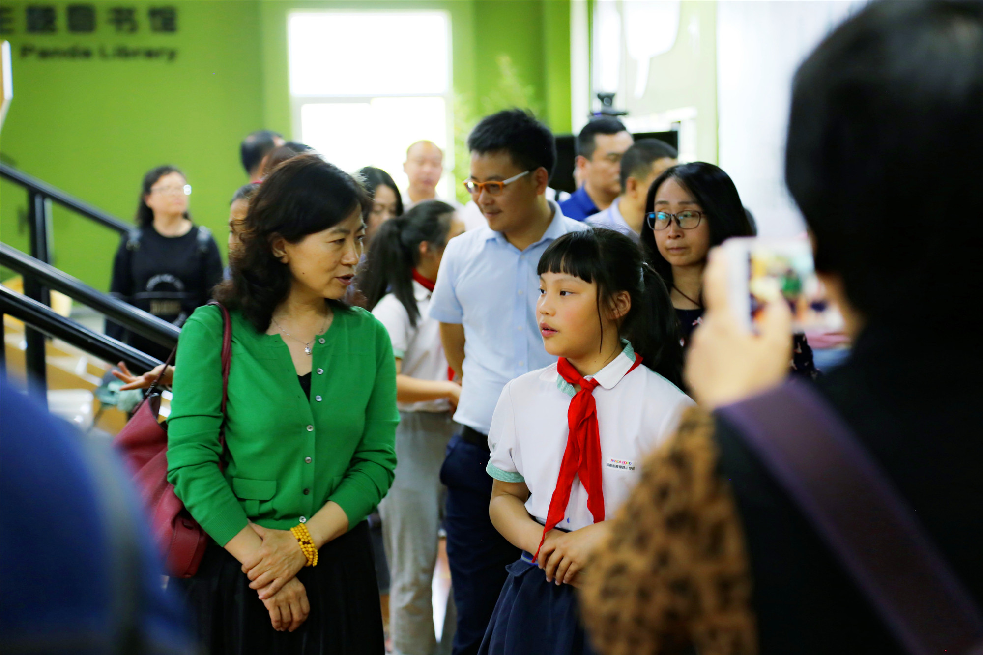 58、熊貓路小學是學生導游帶領(lǐng)大家參觀的校園，并將我引進會議室，彬彬有禮地說:“這是我校的多功能廳，客人們將在這里見到我們的校長并傾聽她的匯報。”小導游的精彩表現(xiàn)讓我們贊嘆不已。