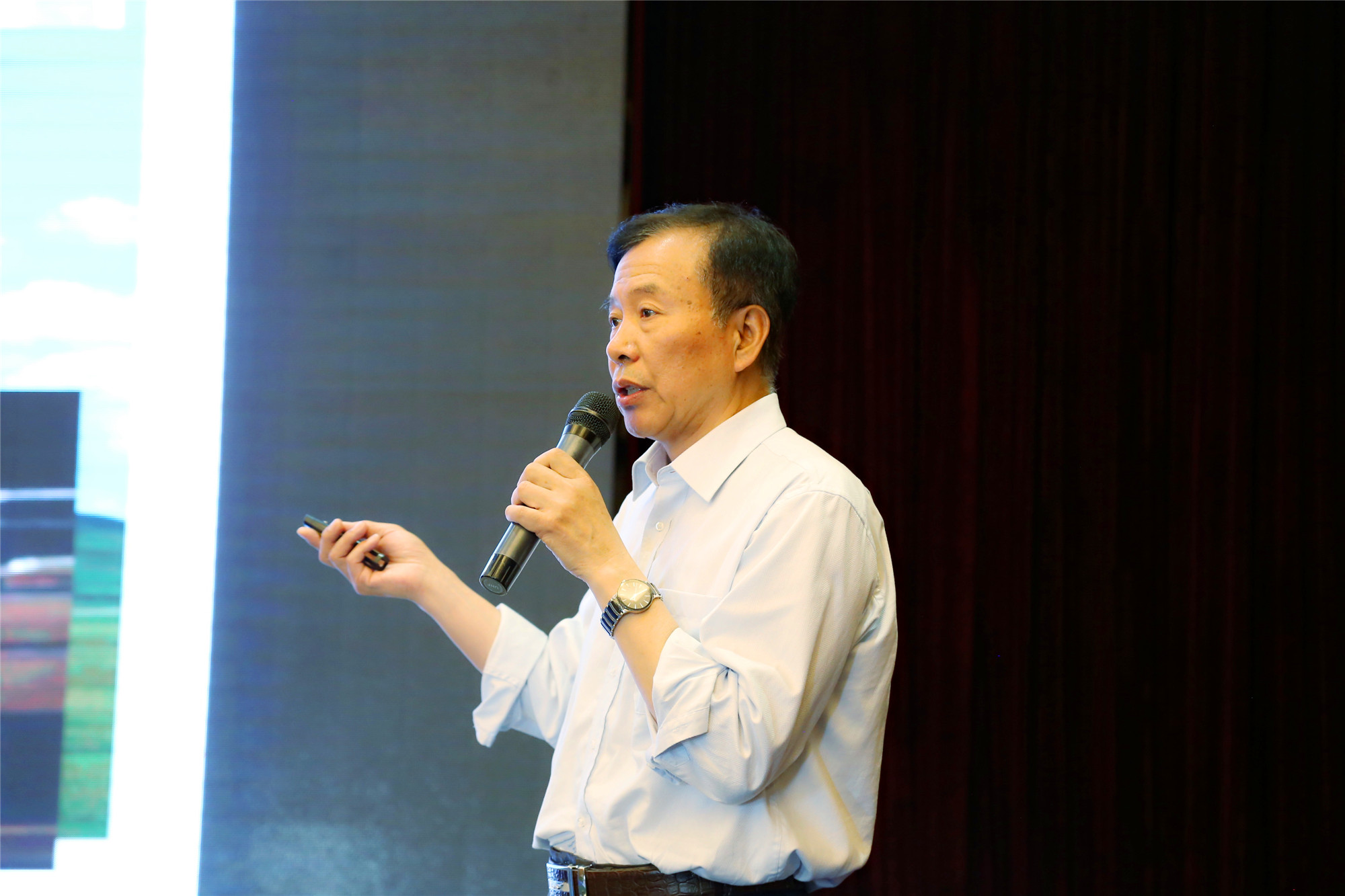 51、北京中教市培教育研究院常務副院長臧富仁校長從校園里兩棵樹的例子說起，強調(diào)指出黨的十八大、十九大將文化建設(shè)提到了新高度:“文化是一個國家、一個民族的靈魂。文化興國運興,文化強民族強。”“中國共產(chǎn)黨從成立之日起,既是中國先進文化的積極引領(lǐng)者和踐行者,又是中華優(yōu)秀傳統(tǒng)文化的忠實傳承者和弘揚者。”