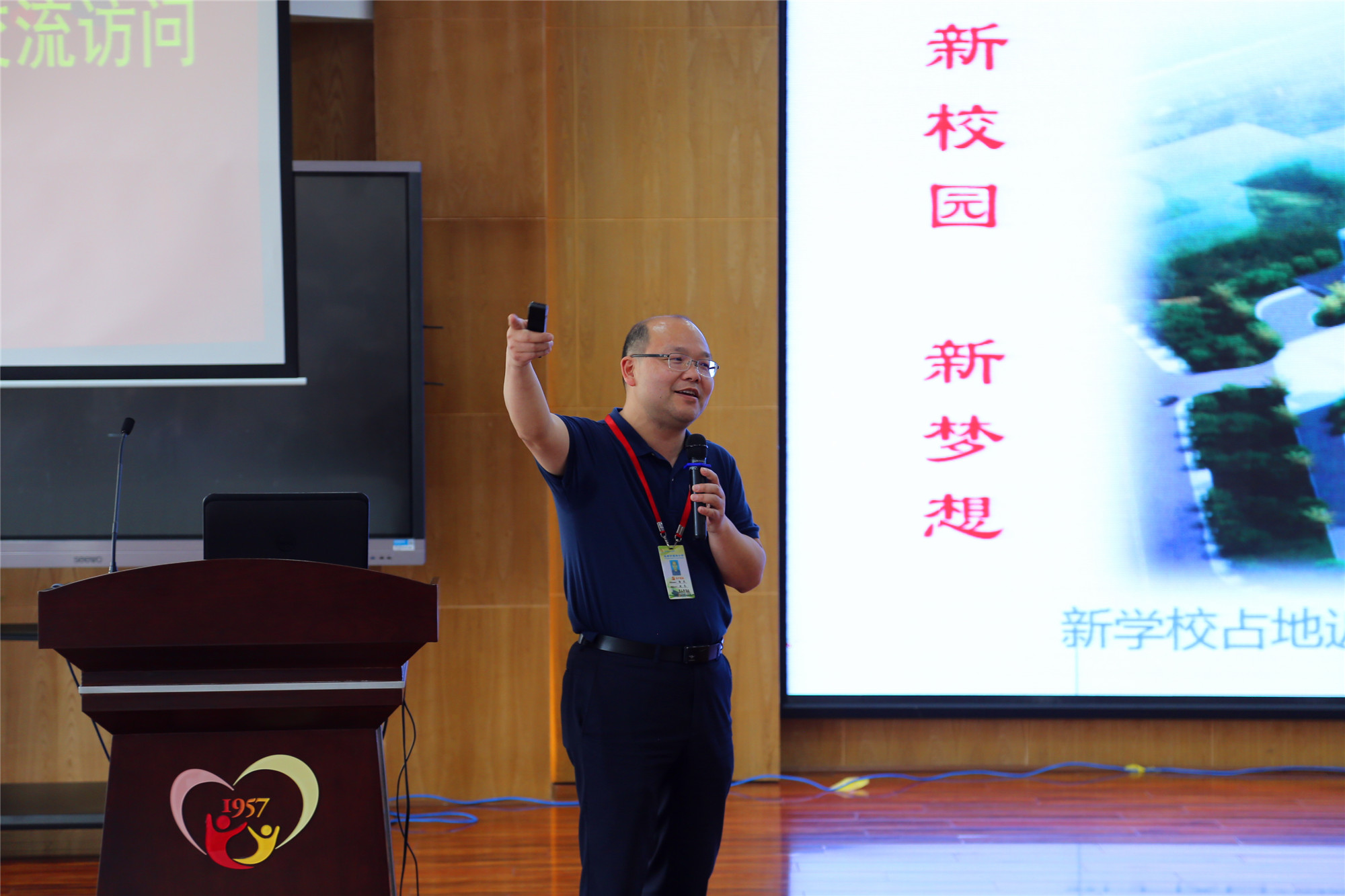 57、海濱小學楊杰校長一邊引領(lǐng)我們參觀，一邊介紹辦學特色，在報告廳，他重點給大家講述著本校跳繩系列課程的開發(fā)，大屏幕視頻中，孩子們精彩的表現(xiàn)，令我們喝彩，也讓我們暗暗努力，要辦好自己的學校。