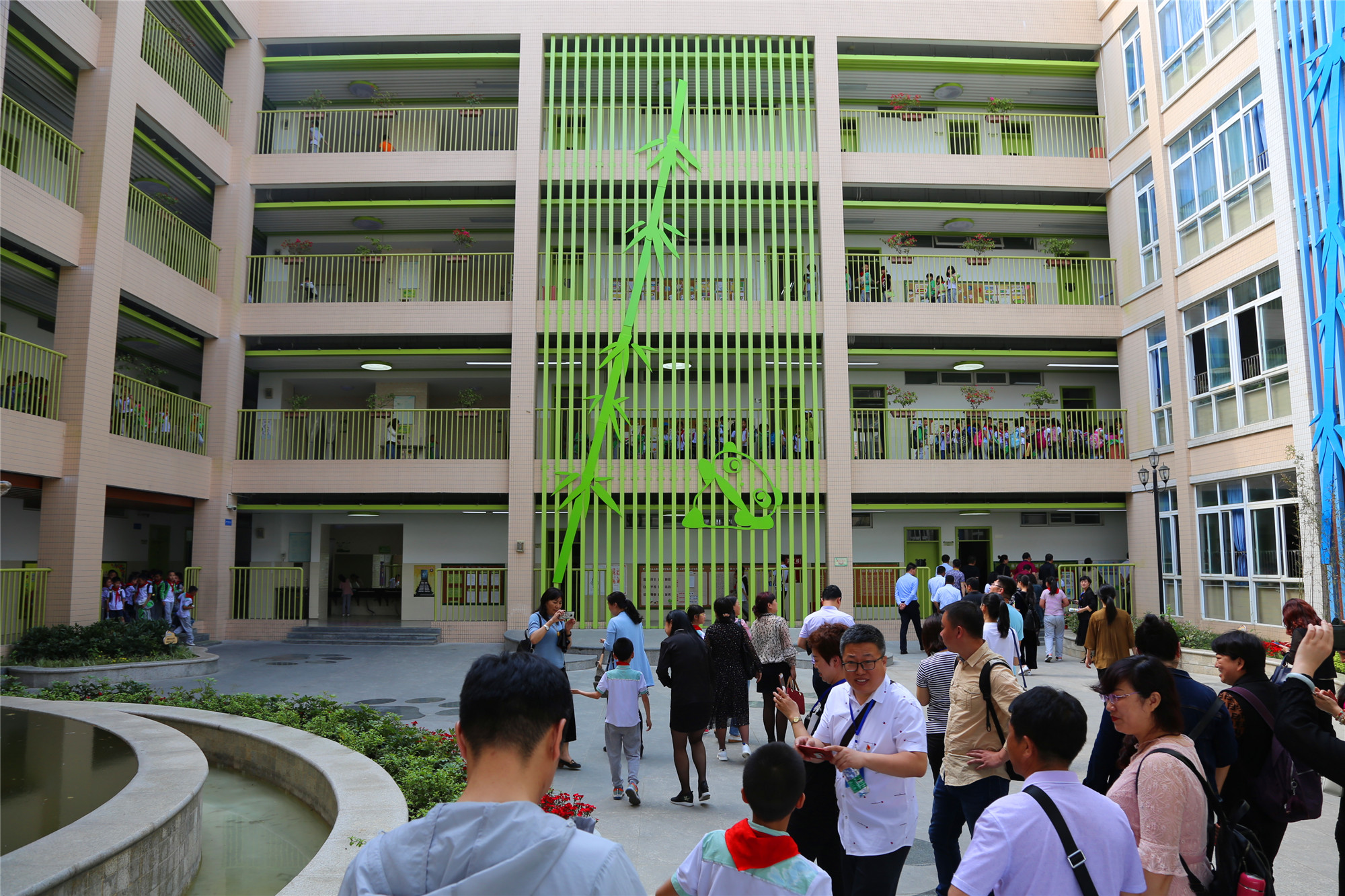 58、熊貓路小學是學生導游帶領(lǐng)大家參觀的校園，并將我引進會議室，彬彬有禮地說:“這是我校的多功能廳，客人們將在這里見到我們的校長并傾聽她的匯報。”小導游的精彩表現(xiàn)讓我們贊嘆不已。
