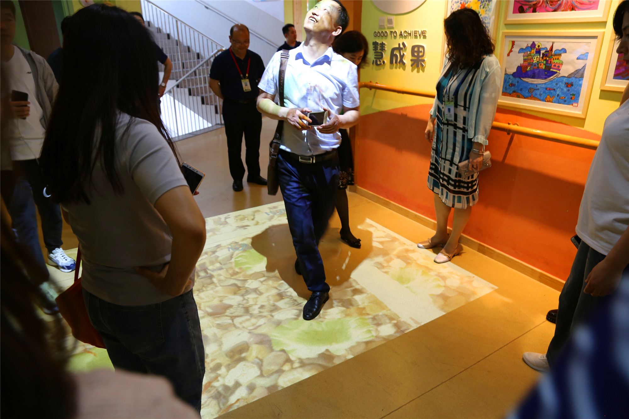 下午，我們來到成都海濱小學和熊貓路小學參觀學習，學校特色辦學與文化參觀