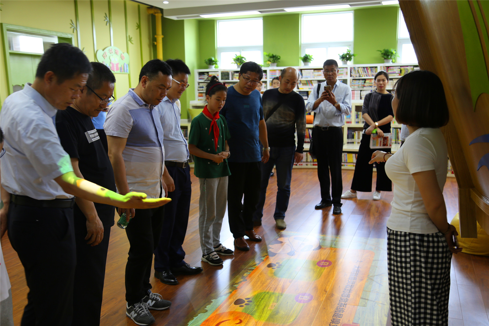 58、熊貓路小學是學生導游帶領(lǐng)大家參觀的校園，并將我引進會議室，彬彬有禮地說:“這是我校的多功能廳，客人們將在這里見到我們的校長并傾聽她的匯報。”小導游的精彩表現(xiàn)讓我們贊嘆不已。