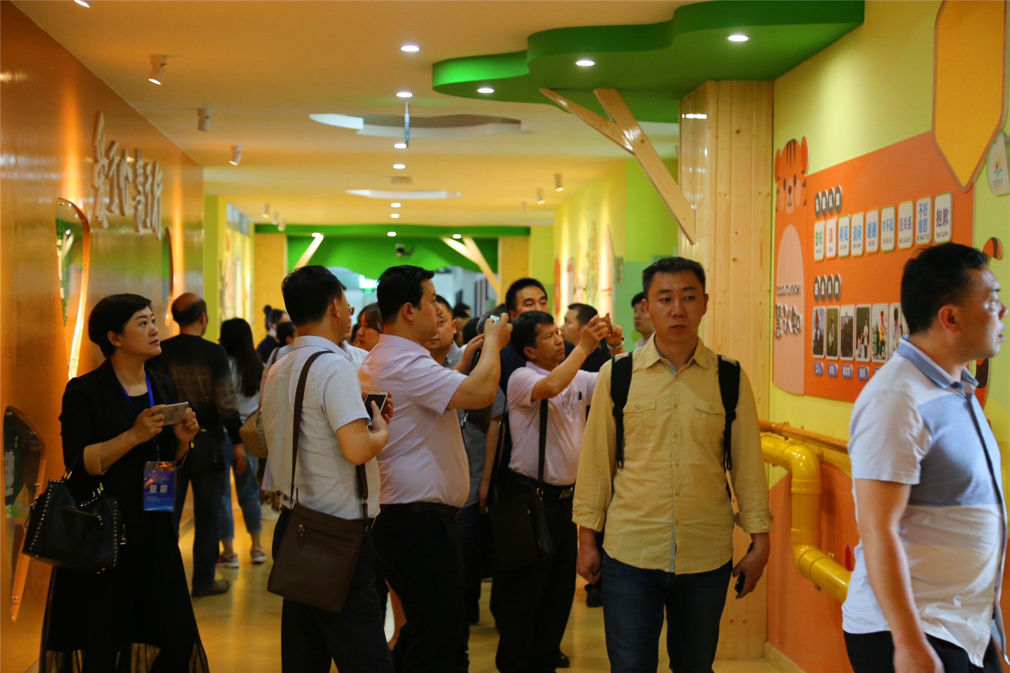 下午，我們來到成都海濱小學和熊貓路小學參觀學習，學校特色辦學與文化參觀