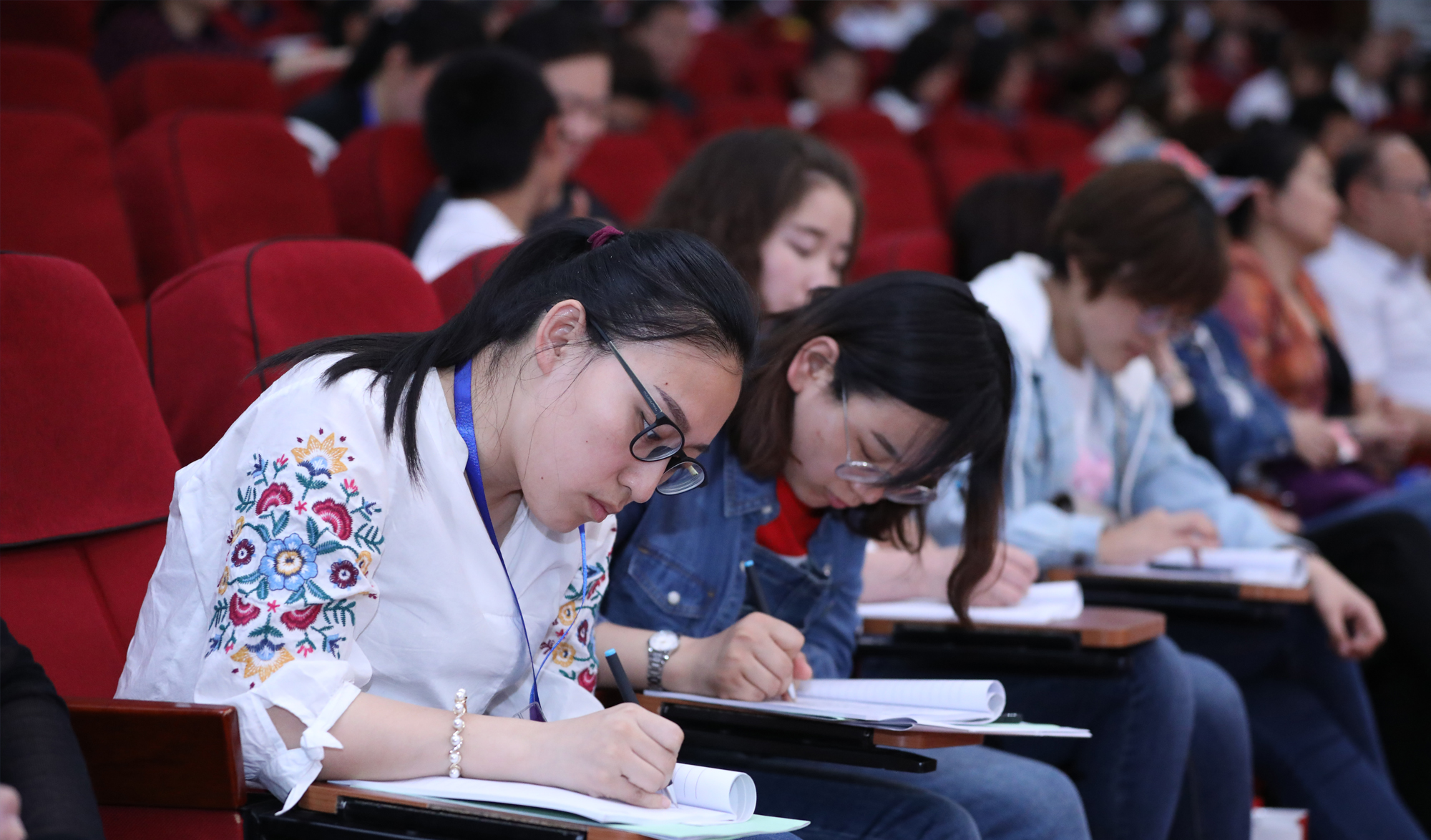 北京中教市培教育研究院顧問、中國現(xiàn)代教育專家、原教育部基礎(chǔ)教育課程改革專家委員會委員、教育部中小學(xué)教材審查委員、研究員成尚榮做專題講座《教書育人：教學(xué)變革走向的指南針》。