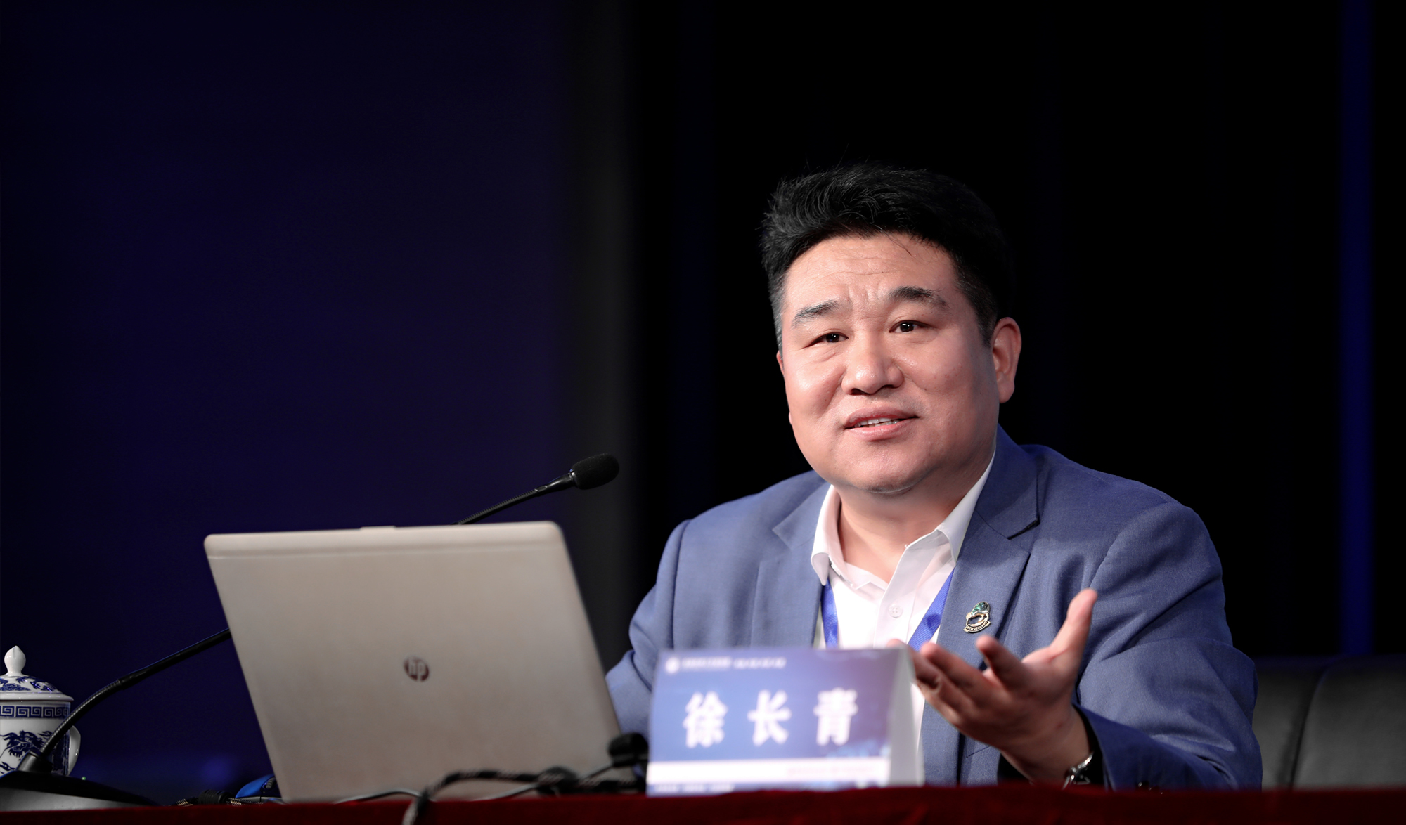 北京中教市培教育研究院專家、正高級教師、特級教師、享受國務(wù)院特殊津貼專家徐長青結(jié)合當(dāng)前國際國內(nèi)教育發(fā)展趨勢和鞍山教育發(fā)展現(xiàn)狀就《好課堂是要有`感'`覺'的》進行專題報告。