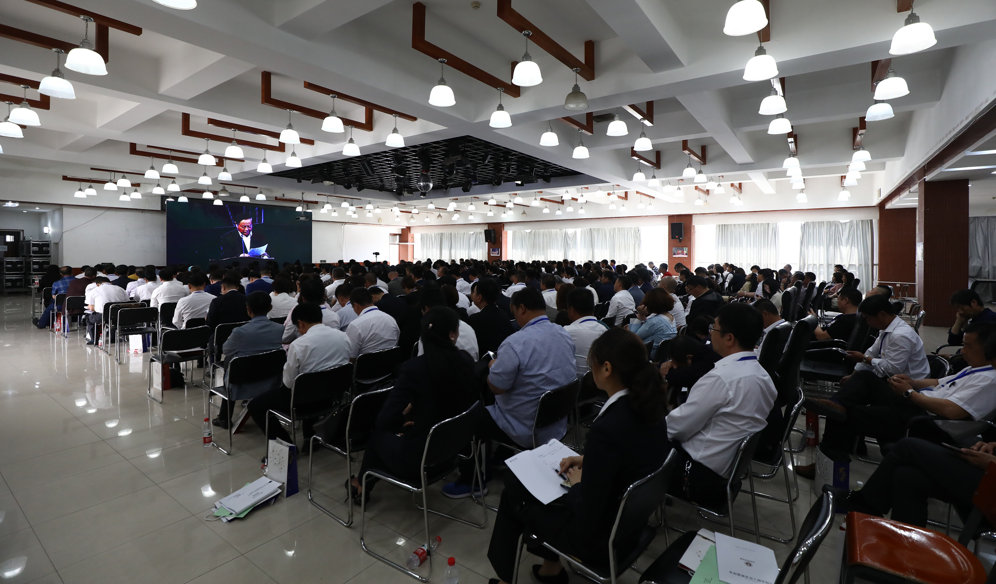 2019年2月，中共中央、國務(wù)院印發(fā)《中國教育現(xiàn)代化2035》文件提出了推進教育現(xiàn)代化的八大基本理念：更加注重以德為先，更加注重全面發(fā)展，更加注重面向人人，更加注重終身學(xué)習(xí)，更加注重因材施教，更加注重知行合一，更加注重融合發(fā)展，更加注重共建共享。中國教育改革進入深水區(qū)，學(xué)生發(fā)展核心素養(yǎng)如何落地成為教育教學(xué)改革的現(xiàn)實挑戰(zhàn)，教育教學(xué)轉(zhuǎn)型和課堂創(chuàng)新成為當(dāng)下教育教學(xué)改革的焦點和熱點。圖為分會場。