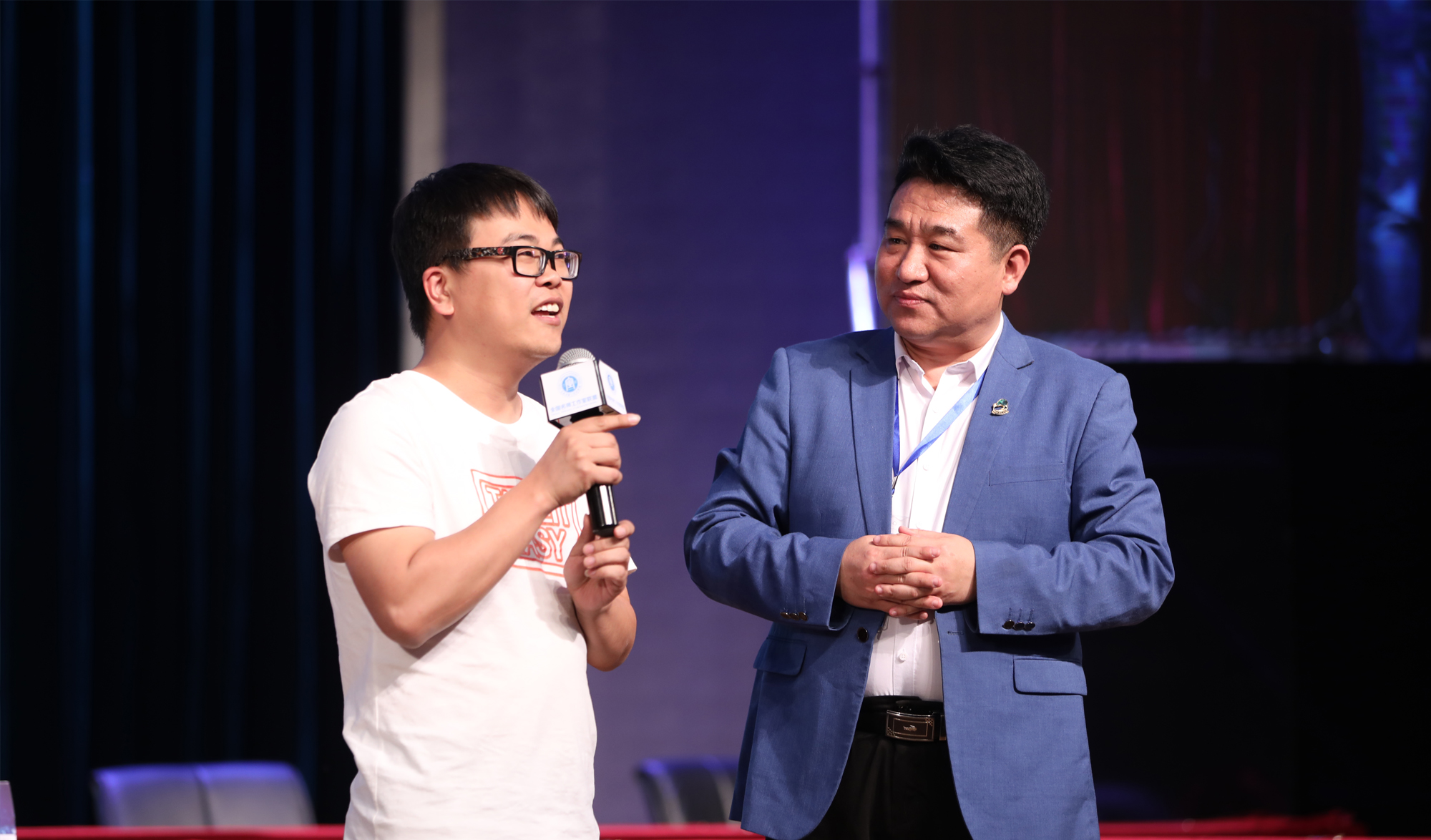 北京中教市培教育研究院專家、正高級教師、特級教師、享受國務(wù)院特殊津貼專家徐長青結(jié)合當(dāng)前國際國內(nèi)教育發(fā)展趨勢和鞍山教育發(fā)展現(xiàn)狀就《好課堂是要有`感'`覺'的》進行專題報告。