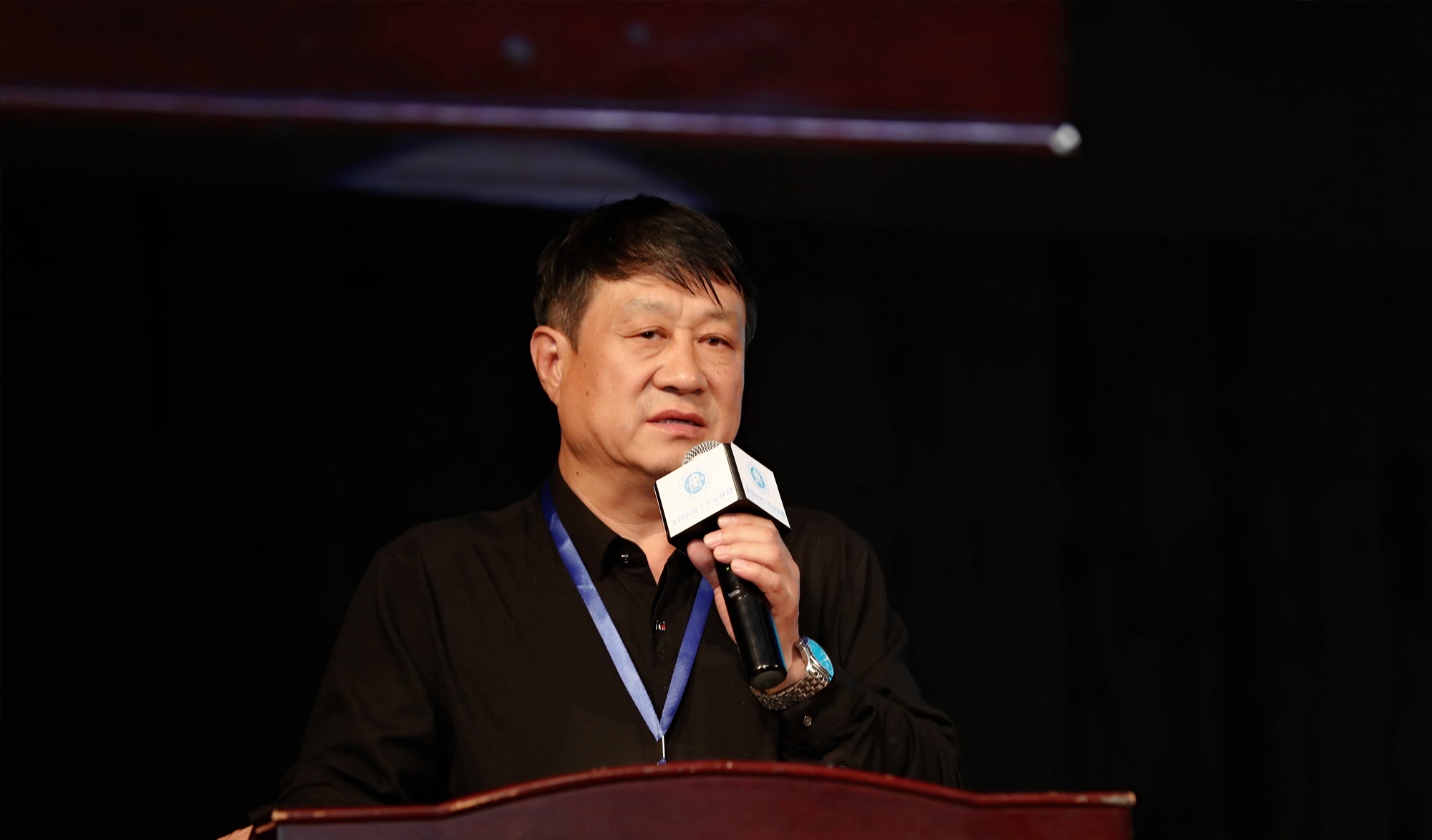 研究院專家蘆葦教授在峰會現(xiàn)場主持。