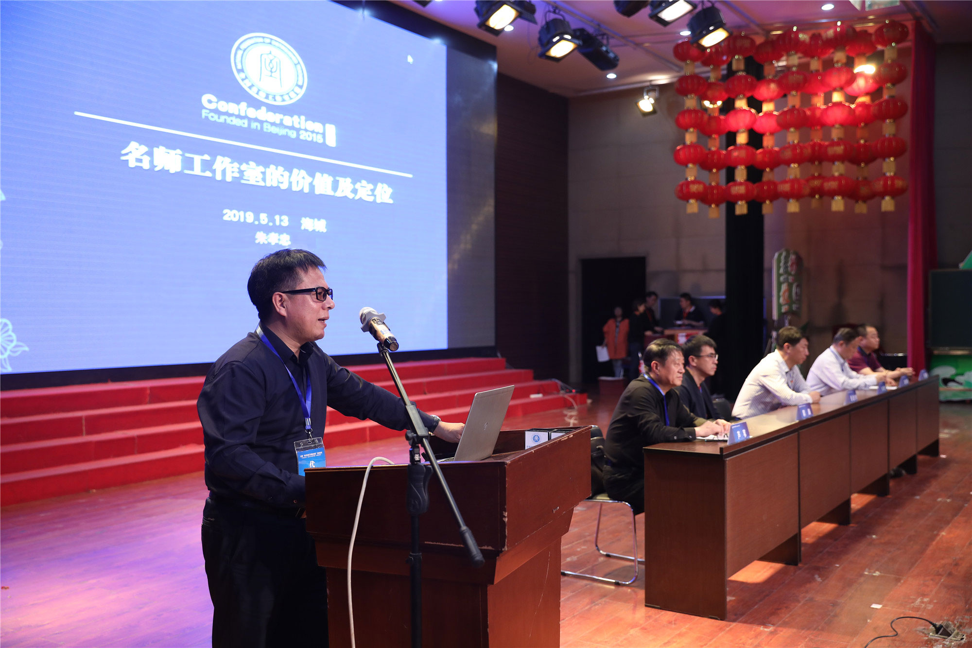 打通了學(xué)科名師、校長(zhǎng)名師、班主任名師、不同類別名師之間相互進(jìn)行溝通和交流，打通了我們區(qū)域之間名師之間的交流和溝通，中部的、西部的、東部的，江南的、江北的，河南的河北的、天南海北的名師都可以聚集在這個(gè)平臺(tái)上相互交流和碰撞，最終我們來(lái)實(shí)現(xiàn)共融、共建、共享、共發(fā)展這樣一個(gè)目標(biāo)。