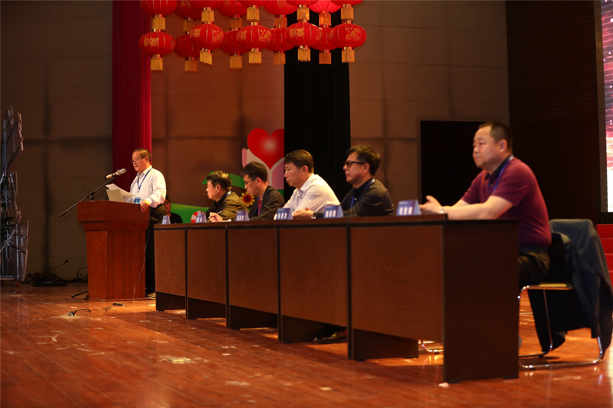 本次峰會(huì)定位學(xué)術(shù)引領(lǐng)、眾籌智慧、展示成就、啟發(fā)創(chuàng)新，探索教學(xué)轉(zhuǎn)型有效路徑，突破區(qū)域教育發(fā)展瓶頸，關(guān)注中國(guó)區(qū)域尤其是縣域和基層學(xué)校教育教學(xué)轉(zhuǎn)型發(fā)展的熱點(diǎn)和需求，強(qiáng)調(diào)創(chuàng)新示范和學(xué)習(xí)指導(dǎo)，強(qiáng)調(diào)發(fā)揮北京中教市培教育研究院共建共享共融機(jī)制，研究院各成員的深度融合和成果共享，為縣域基層學(xué)校的教育現(xiàn)代化提供智力支撐。