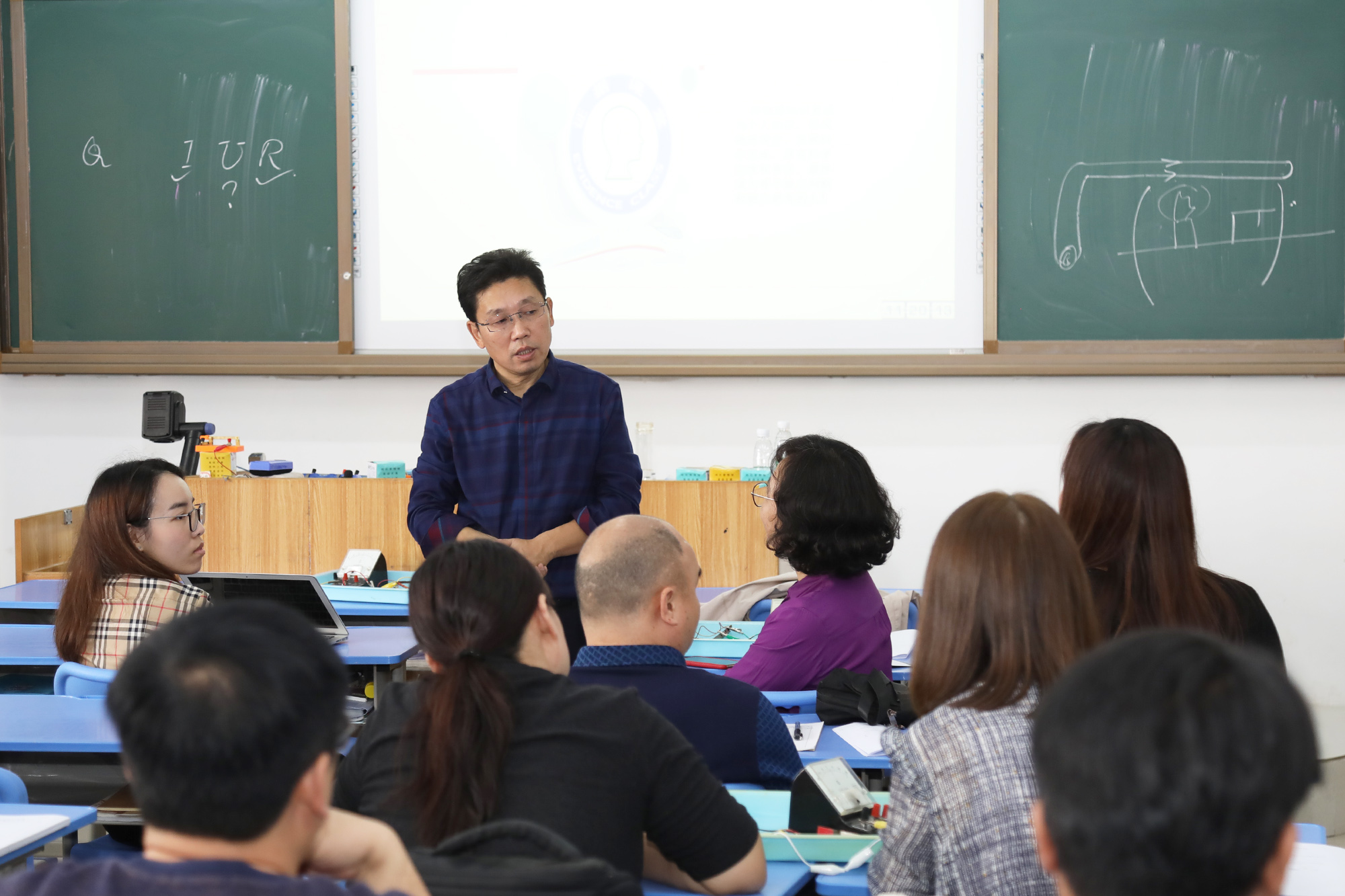 在前山中學(xué)初中分會(huì)場(chǎng)：研究院專家李寶玉，賈龍弟、孫琪斌、包豐、張世成、繆徐、王蘇豫、王宗琦、邱秀玉等九位初中專家各自為參會(huì)學(xué)員帶來(lái)精彩的各學(xué)科示范課，并與參會(huì)學(xué)員展開(kāi)基于本節(jié)課例的深度研討，而后作了基于課深度學(xué)習(xí)的課堂建設(shè)的專題講座，使參會(huì)學(xué)員受益匪淺。