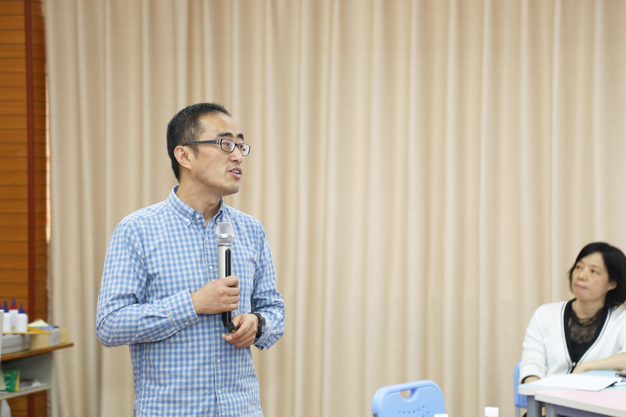 在前山中學(xué)初中分會(huì)場(chǎng)：研究院專家李寶玉，賈龍弟、孫琪斌、包豐、張世成、繆徐、王蘇豫、王宗琦、邱秀玉等九位初中專家各自為參會(huì)學(xué)員帶來(lái)精彩的各學(xué)科示范課，并與參會(huì)學(xué)員展開(kāi)基于本節(jié)課例的深度研討，而后作了基于課深度學(xué)習(xí)的課堂建設(shè)的專題講座，使參會(huì)學(xué)員受益匪淺。