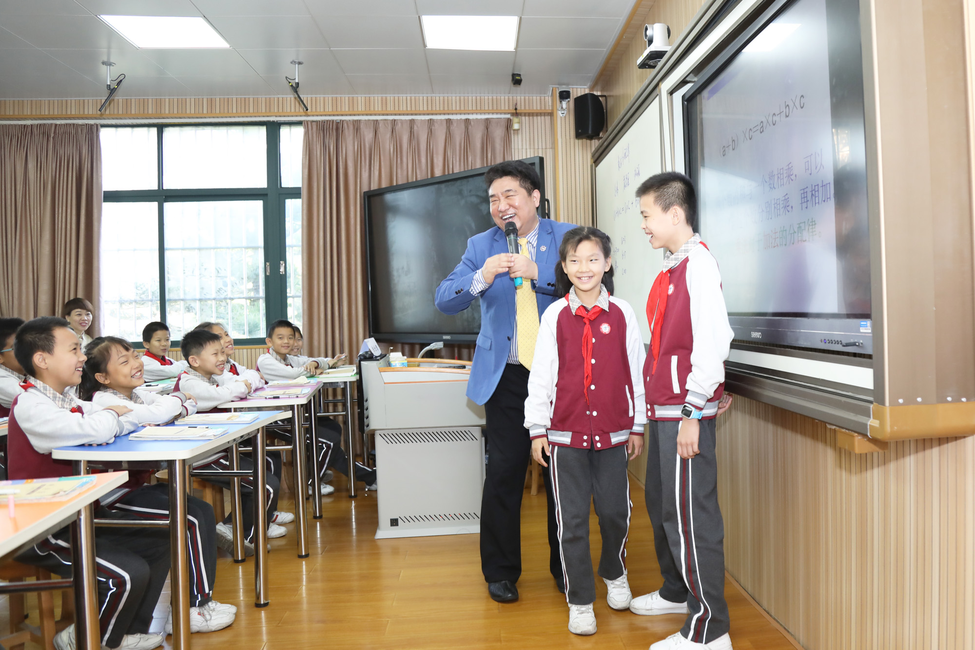 小學(xué)分會(huì)場(chǎng)：在珠海拱北小學(xué)分會(huì)場(chǎng)，研究院專家徐長(zhǎng)青，郭昶、陳冠夫，趙剛、項(xiàng)雅麗、徐杰等正高級(jí)、特級(jí)教師各自為參會(huì)學(xué)員帶來(lái)精彩的示范課，并與參會(huì)學(xué)員展開(kāi)基于本節(jié)課例的深度研討，而后作了基于課深度學(xué)習(xí)的課堂建設(shè)的專題講座。受到學(xué)員們高度好評(píng)。