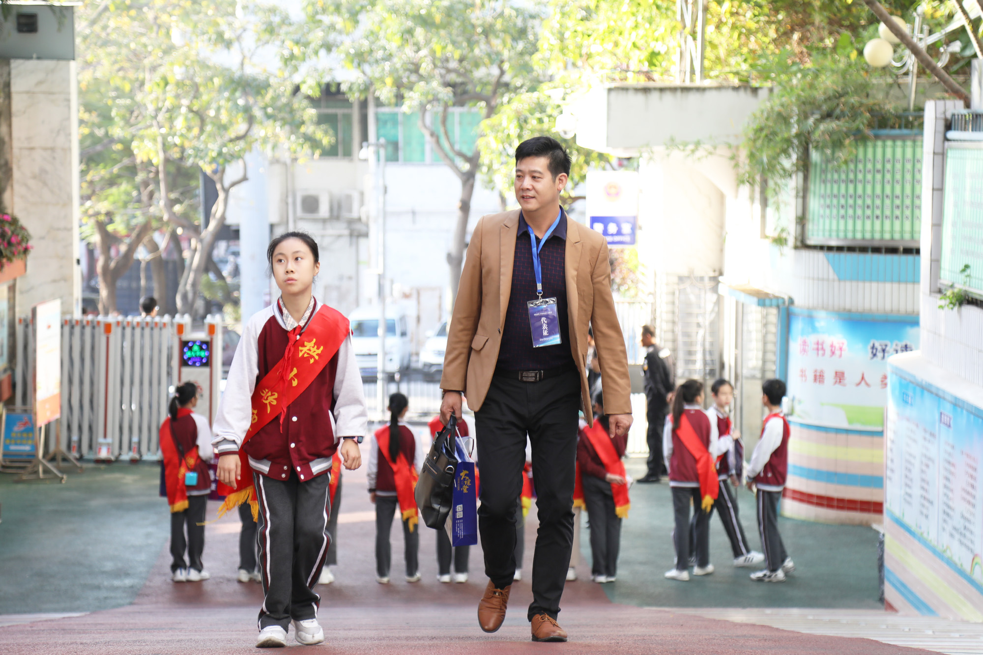 小學(xué)分會(huì)場(chǎng)：在珠海拱北小學(xué)分會(huì)場(chǎng)，研究院專家徐長(zhǎng)青，郭昶、陳冠夫，事趙剛、項(xiàng)雅麗、徐杰等正高級(jí)、特級(jí)教師各自為參會(huì)學(xué)員帶來(lái)精彩的示范課，并與參會(huì)學(xué)員展開(kāi)基于本節(jié)課例的深度研討，而后作了基于課深度學(xué)習(xí)的課堂建設(shè)的專題講座。受到學(xué)員們高度好評(píng)。