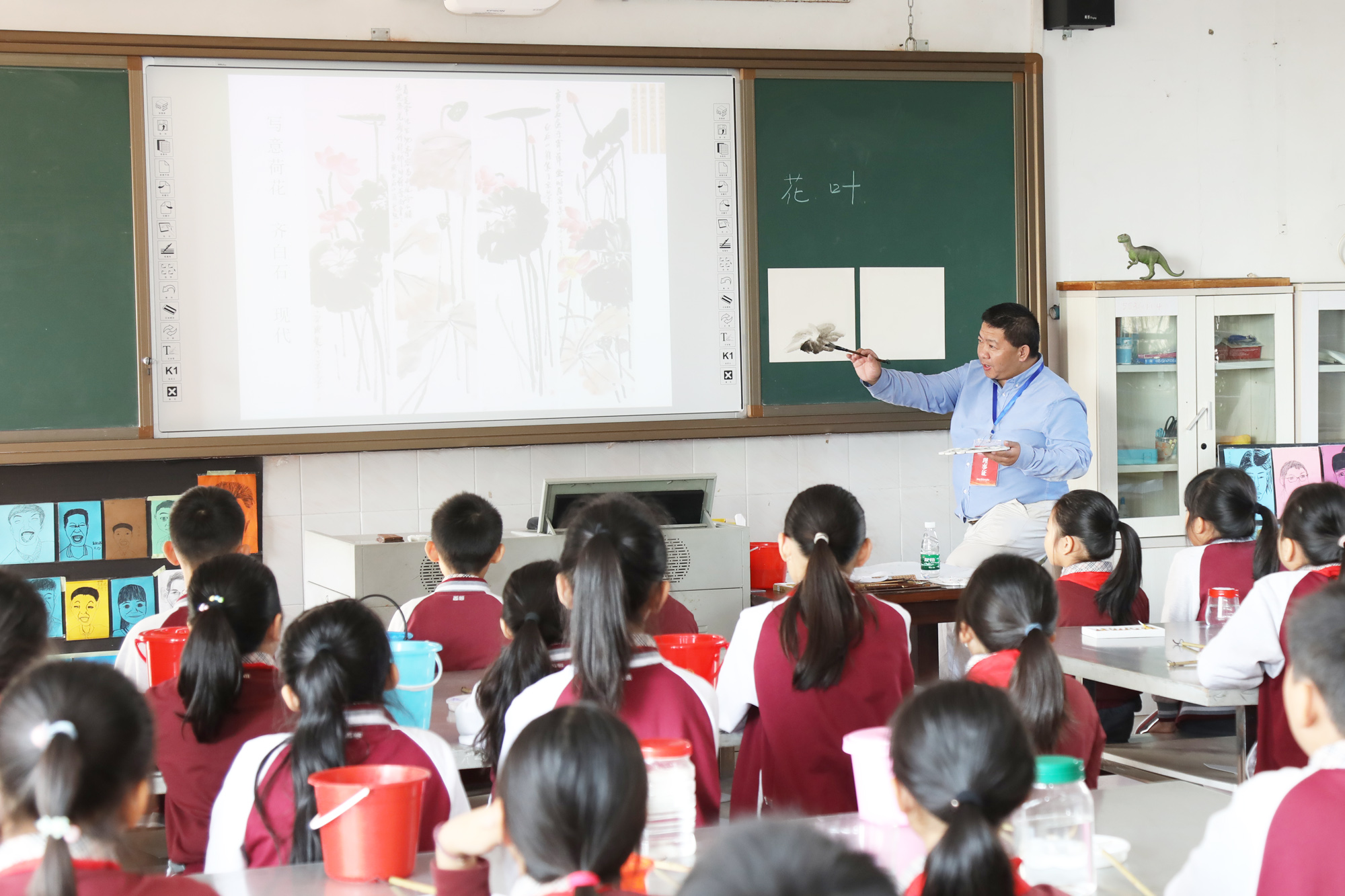 小學(xué)分會(huì)場(chǎng)：在珠海拱北小學(xué)分會(huì)場(chǎng)，研究院專家徐長(zhǎng)青，郭昶、陳冠夫，趙剛、項(xiàng)雅麗、徐杰等正高級(jí)、特級(jí)教師各自為參會(huì)學(xué)員帶來(lái)精彩的示范課，并與參會(huì)學(xué)員展開(kāi)基于本節(jié)課例的深度研討，而后作了基于課深度學(xué)習(xí)的課堂建設(shè)的專題講座。受到學(xué)員們高度好評(píng)。