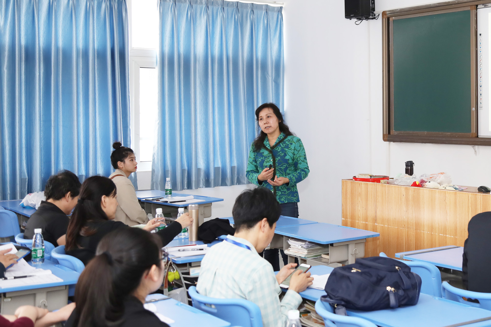 在前山中學(xué)初中分會(huì)場(chǎng)：研究院專家李寶玉，賈龍弟、孫琪斌、包豐、張世成、繆徐、王蘇豫、王宗琦、邱秀玉等九位初中專家各自為參會(huì)學(xué)員帶來(lái)精彩的各學(xué)科示范課，并與參會(huì)學(xué)員展開(kāi)基于本節(jié)課例的深度研討，而后作了基于課深度學(xué)習(xí)的課堂建設(shè)的專題講座，使參會(huì)學(xué)員受益匪淺。