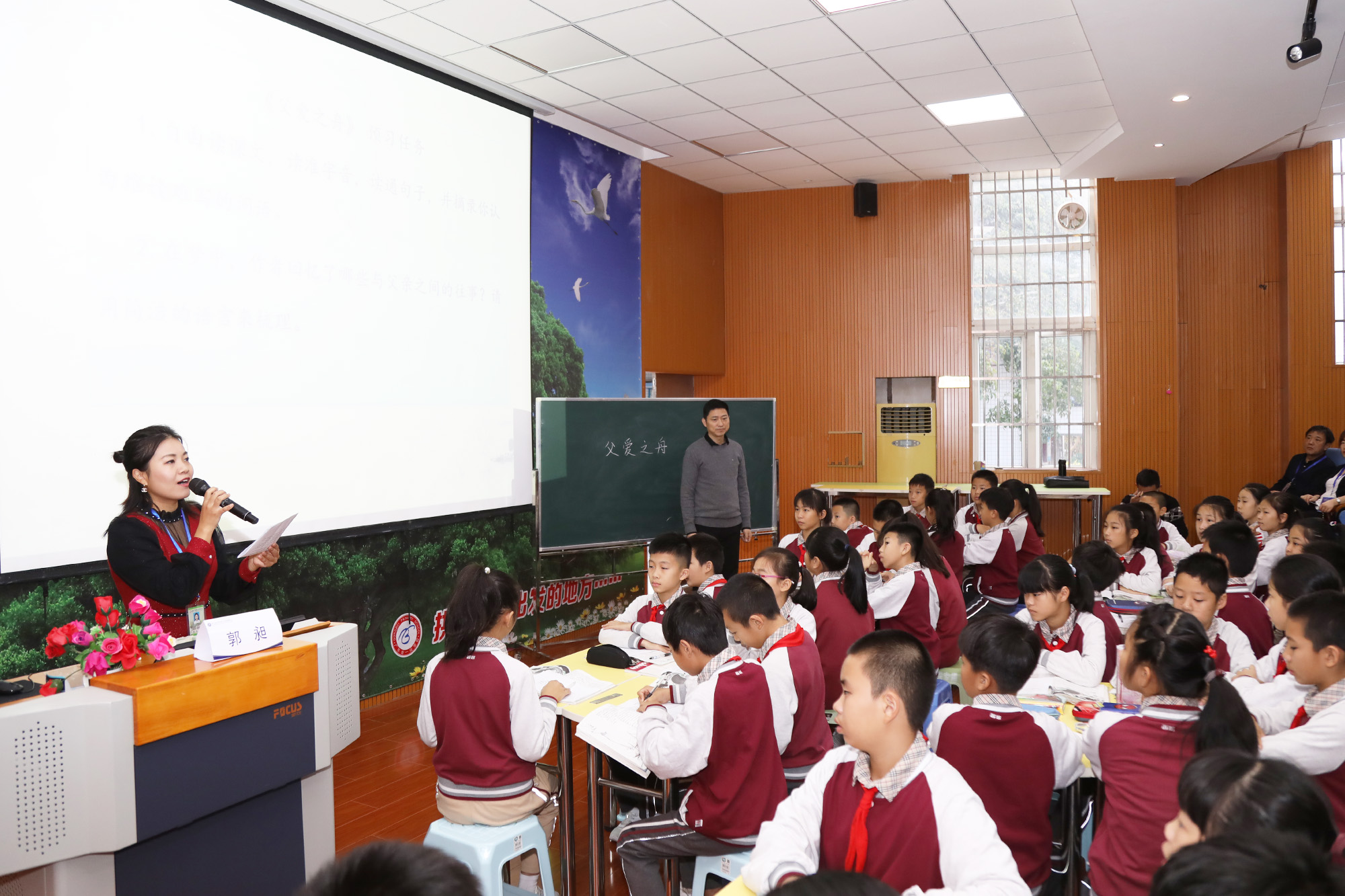 小學(xué)分會(huì)場(chǎng)：在珠海拱北小學(xué)分會(huì)場(chǎng)，研究院專家徐長(zhǎng)青，郭昶、陳冠夫，趙剛、項(xiàng)雅麗、徐杰等正高級(jí)、特級(jí)教師各自為參會(huì)學(xué)員帶來(lái)精彩的示范課，并與參會(huì)學(xué)員展開(kāi)基于本節(jié)課例的深度研討，而后作了基于課深度學(xué)習(xí)的課堂建設(shè)的專題講座。受到學(xué)員們高度好評(píng)。