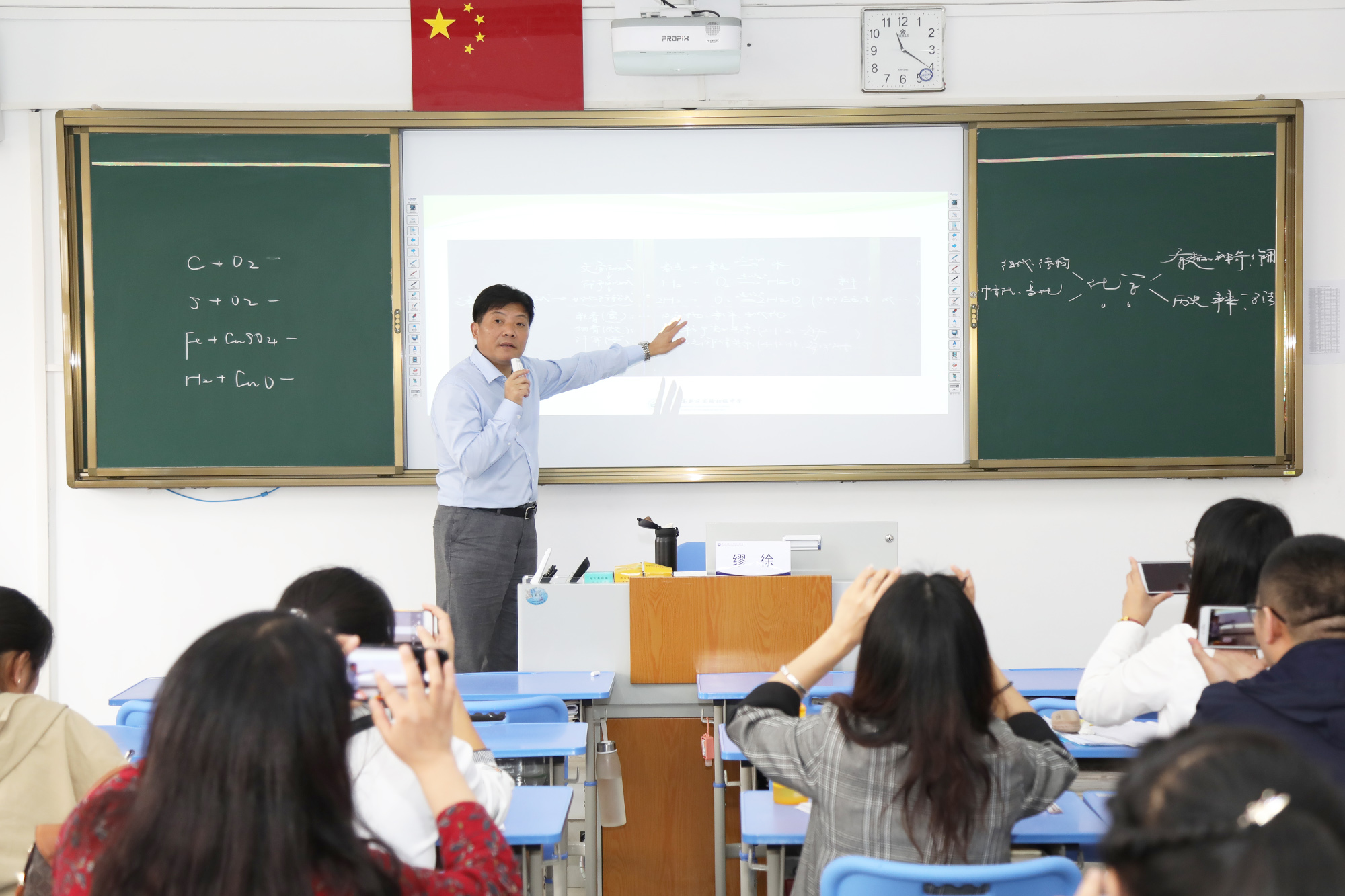 在前山中學(xué)初中分會(huì)場(chǎng)：研究院專家李寶玉，賈龍弟、孫琪斌、包豐、張世成、繆徐、王蘇豫、王宗琦、邱秀玉等九位初中專家各自為參會(huì)學(xué)員帶來(lái)精彩的各學(xué)科示范課，并與參會(huì)學(xué)員展開(kāi)基于本節(jié)課例的深度研討，而后作了基于課深度學(xué)習(xí)的課堂建設(shè)的專題講座，使參會(huì)學(xué)員受益匪淺。