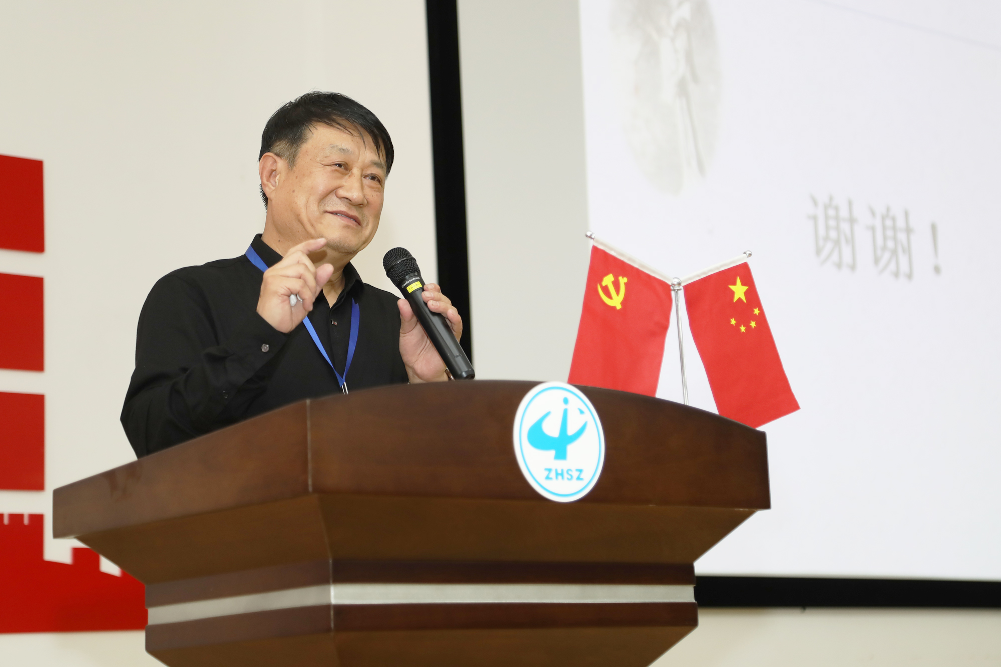 17日下午是研究院和各地區(qū)推薦的名師工作室優(yōu)質(zhì)課例示范展示，共有全國(guó)各地140余節(jié)優(yōu)質(zhì)課例分為小初高全學(xué)段全學(xué)科進(jìn)行了示范展示，并由研究院蘆葦、潘建明、李淑民、崔艷波等一批正高級(jí)特級(jí)教師和專家進(jìn)行了精準(zhǔn)點(diǎn)評(píng)，受到一致歡迎。