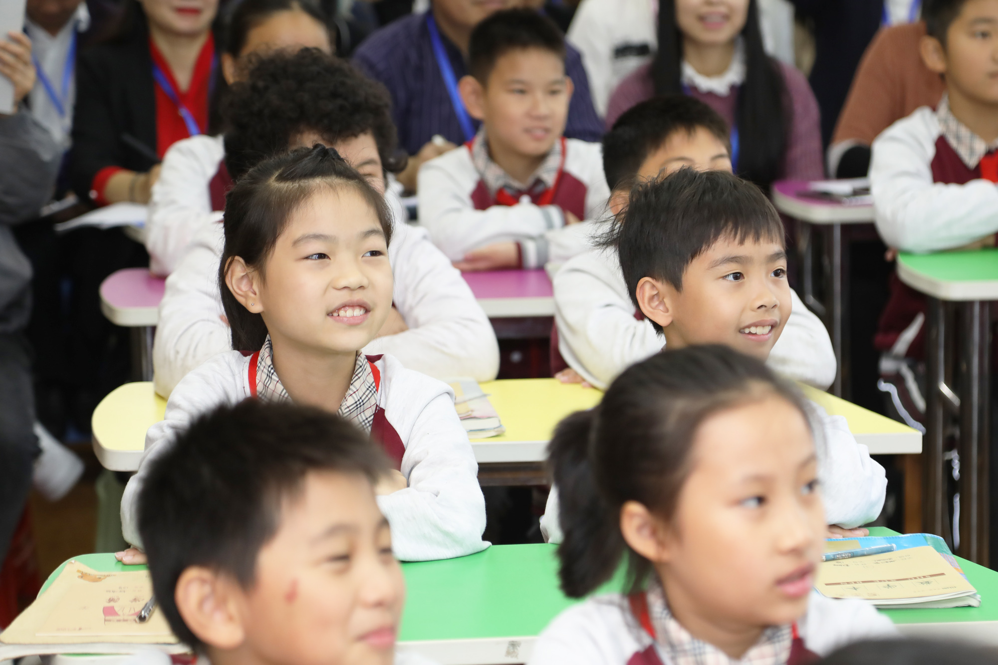 小學(xué)分會(huì)場(chǎng)：在珠海拱北小學(xué)分會(huì)場(chǎng)，研究院專家徐長(zhǎng)青，郭昶、陳冠夫，趙剛、項(xiàng)雅麗、徐杰等正高級(jí)、特級(jí)教師各自為參會(huì)學(xué)員帶來(lái)精彩的示范課，并與參會(huì)學(xué)員展開(kāi)基于本節(jié)課例的深度研討，而后作了基于課深度學(xué)習(xí)的課堂建設(shè)的專題講座。受到學(xué)員們高度好評(píng)。