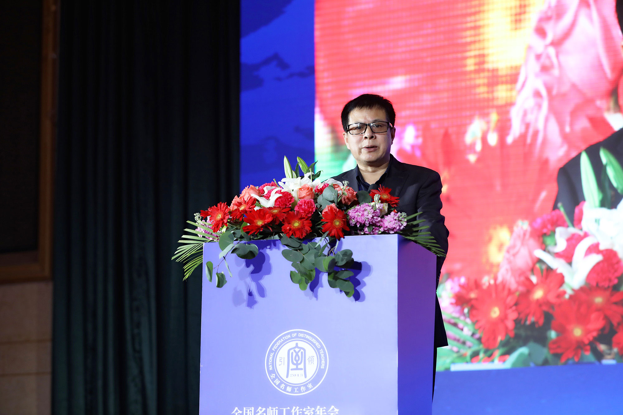教師是人類靈魂的工程師，是人類文明的傳承者，承載著傳播知識、傳播思想、傳播真理，塑造靈魂、塑造生命、塑造新人的時代重任。報著這樣的理想追求，我們一如既往致力于名師工作室發(fā)展實踐研究，致力于教師隊伍建設(shè)改革探索，致力于教師專業(yè)化發(fā)展特別是卓越教師的培育成長。我們愿和名師工作室的朋友們一道不忘初心，矢志不渝，不辜負時代重托，不辜負黨和人民的期望，按照“四有好老師”的標(biāo)準(zhǔn)獻身教育改革，成就新教育，成就一代名師！
