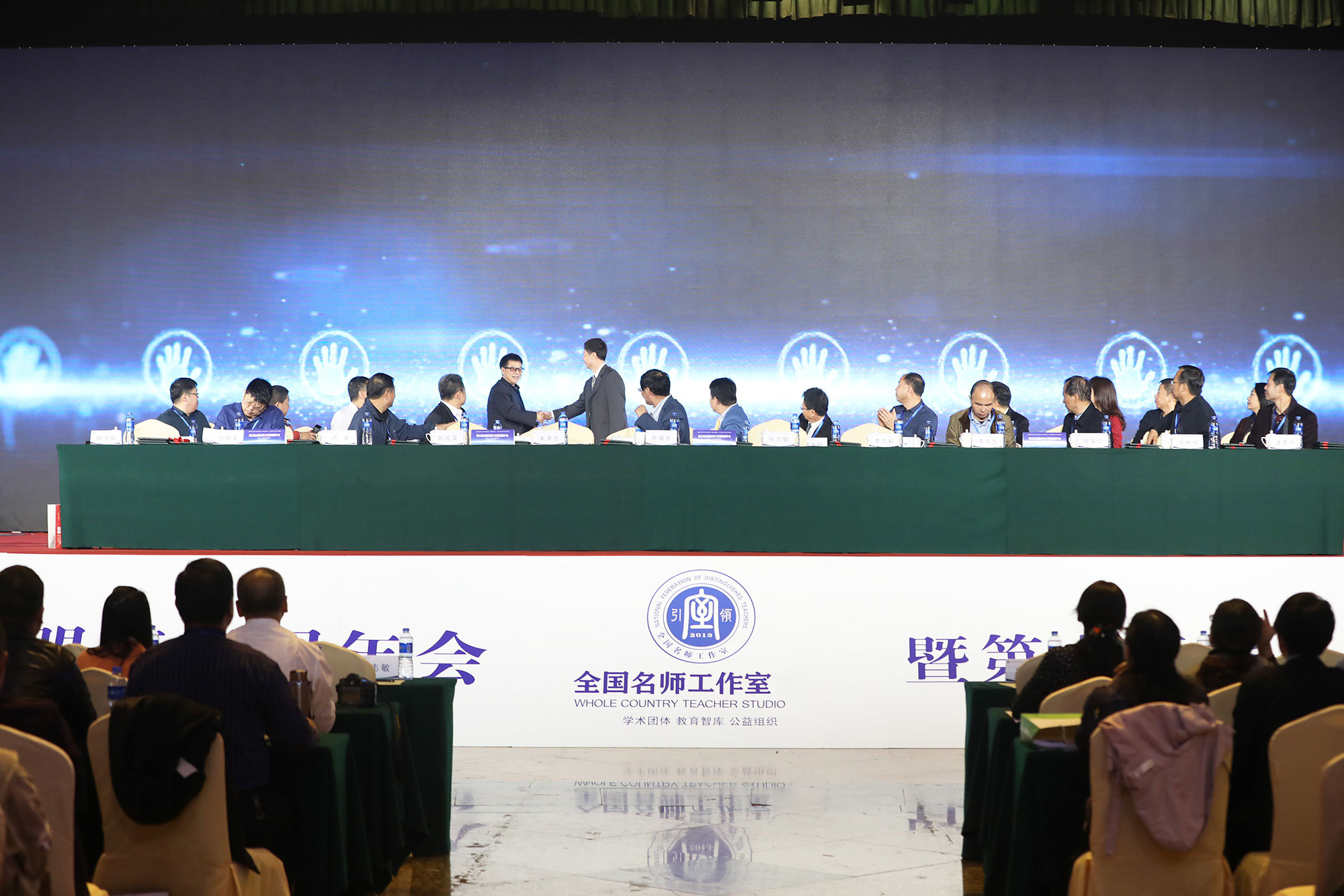 參加大會開幕式的有北京中教市培教育研究院顧問，國家教育發(fā)展研究中心原副主任、現(xiàn)任中心專家咨詢委員會副主任、中國教育發(fā)展戰(zhàn)略學(xué)會副會長周滿生，光明《教育家》雜志社副社長、曾任中國教育報刊社副總編輯李功毅，中國現(xiàn)代國際關(guān)系研究院世界經(jīng)濟研究所原所長、副巡視員、研究員、博士生導(dǎo)師陳鳳英，內(nèi)蒙古教育廳教研室主任孫柏軍，北京中教市培教育研究院院長朱孝忠，珠海市教育局德育科長李東生。