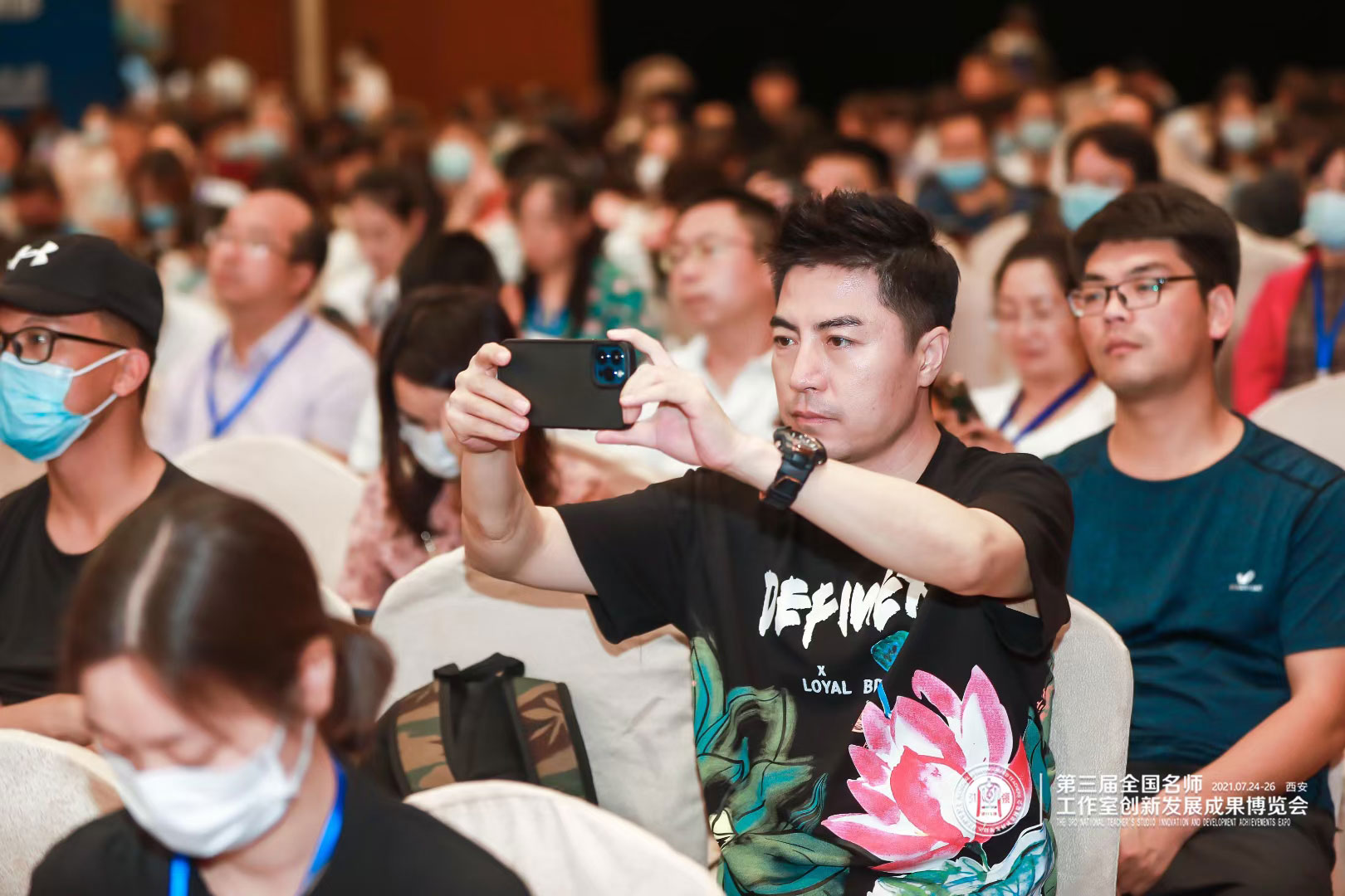 本次大會(huì)，聚焦名師工作室發(fā)展現(xiàn)狀及未來創(chuàng)新發(fā)展引領(lǐng)，破解名師工作室研究過程中遇到的難點(diǎn)、熱點(diǎn)及共性問題，總結(jié)了近年來全國(guó)各地名師工作室取得的發(fā)展經(jīng)驗(yàn)，分享了特色成果。我校兩名特級(jí)教師工作坊主持人表示，將充分發(fā)揮名師示范、引領(lǐng)、帶動(dòng)和輻射作用，推進(jìn)特級(jí)教師工作坊的發(fā)展邁上新臺(tái)階。
