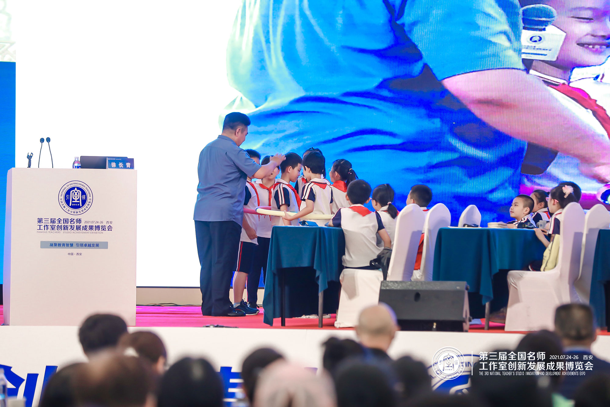  天津市紅橋區(qū)教師進(jìn)修學(xué)校副校長(zhǎng)徐長(zhǎng)青帶來一堂新時(shí)代育人方式變革的課堂。課堂中徐老師以游戲的方式展示了數(shù)學(xué)中的重復(fù)，讓學(xué)生在做中學(xué)，自己去發(fā)現(xiàn)問題和解決問題。