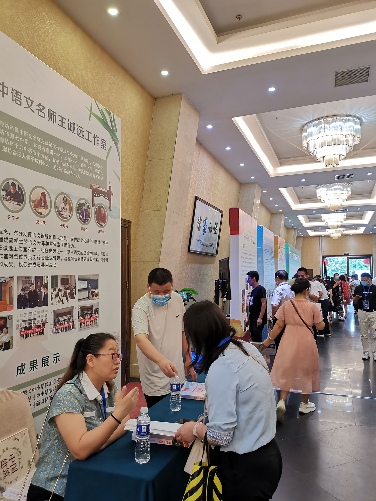 工作室成果博覽展區(qū)，實(shí)物成果展示專著、教材、教學(xué)輔助資料等出版物，教學(xué)演示、自制教具、模型、實(shí)驗(yàn)儀器創(chuàng)新發(fā)明，教育技術(shù)與教學(xué)裝備、器材，書畫作品、手工藝作品、職業(yè)技術(shù)作品；招生、研學(xué)旅行咨詢，教育相關(guān)行業(yè)。其他現(xiàn)場(chǎng)可以呈現(xiàn)的作品。
