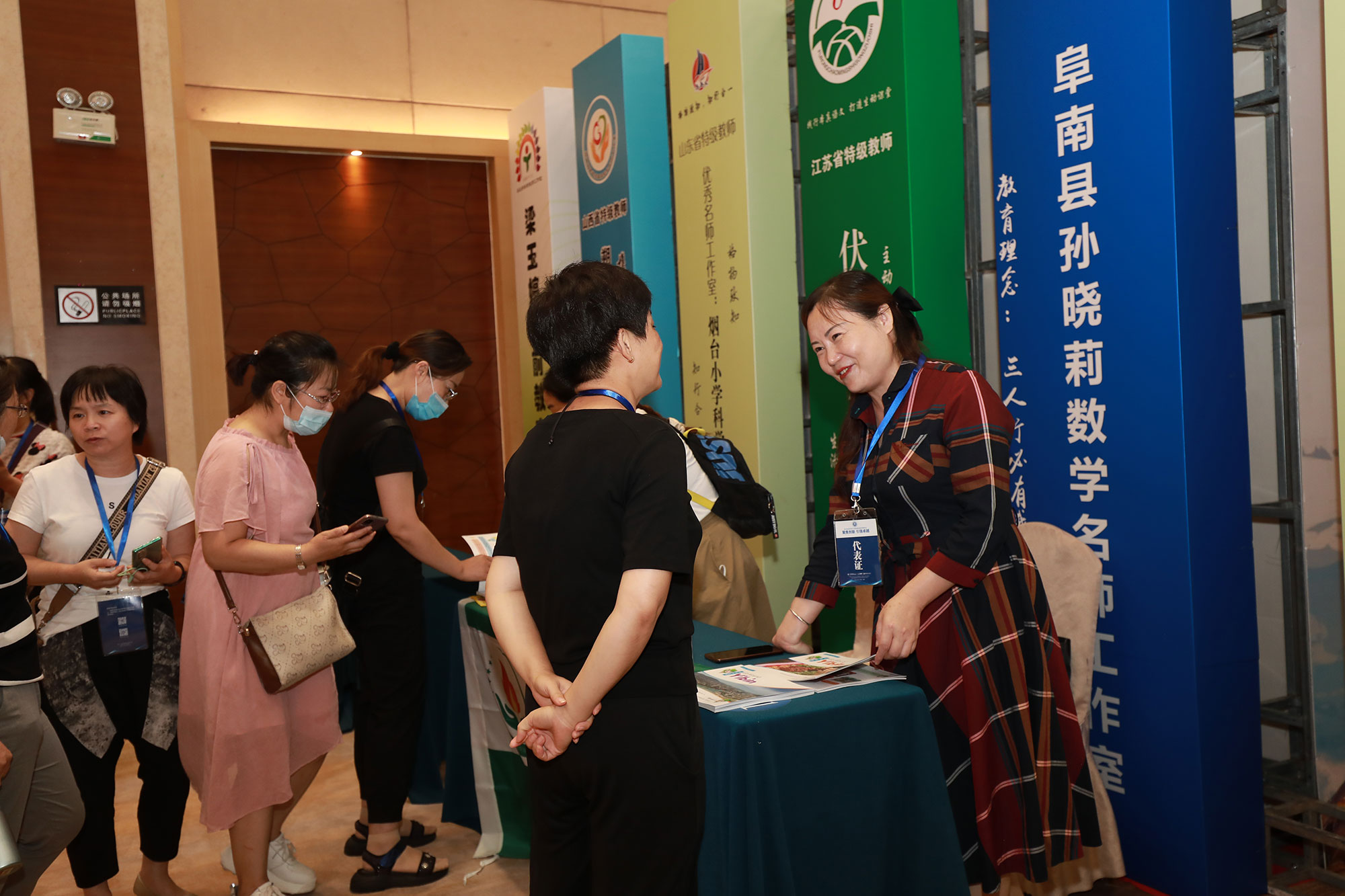  工作室成果博覽展區(qū)，實(shí)物成果展示專著、教材、教學(xué)輔助資料等出版物，教學(xué)演示、自制教具、模型、實(shí)驗(yàn)儀器創(chuàng)新發(fā)明，教育技術(shù)與教學(xué)裝備、器材，書畫作品、手工藝作品、職業(yè)技術(shù)作品；招生、研學(xué)旅行咨詢，教育相關(guān)行業(yè)。其他現(xiàn)場(chǎng)可以呈現(xiàn)的作品。